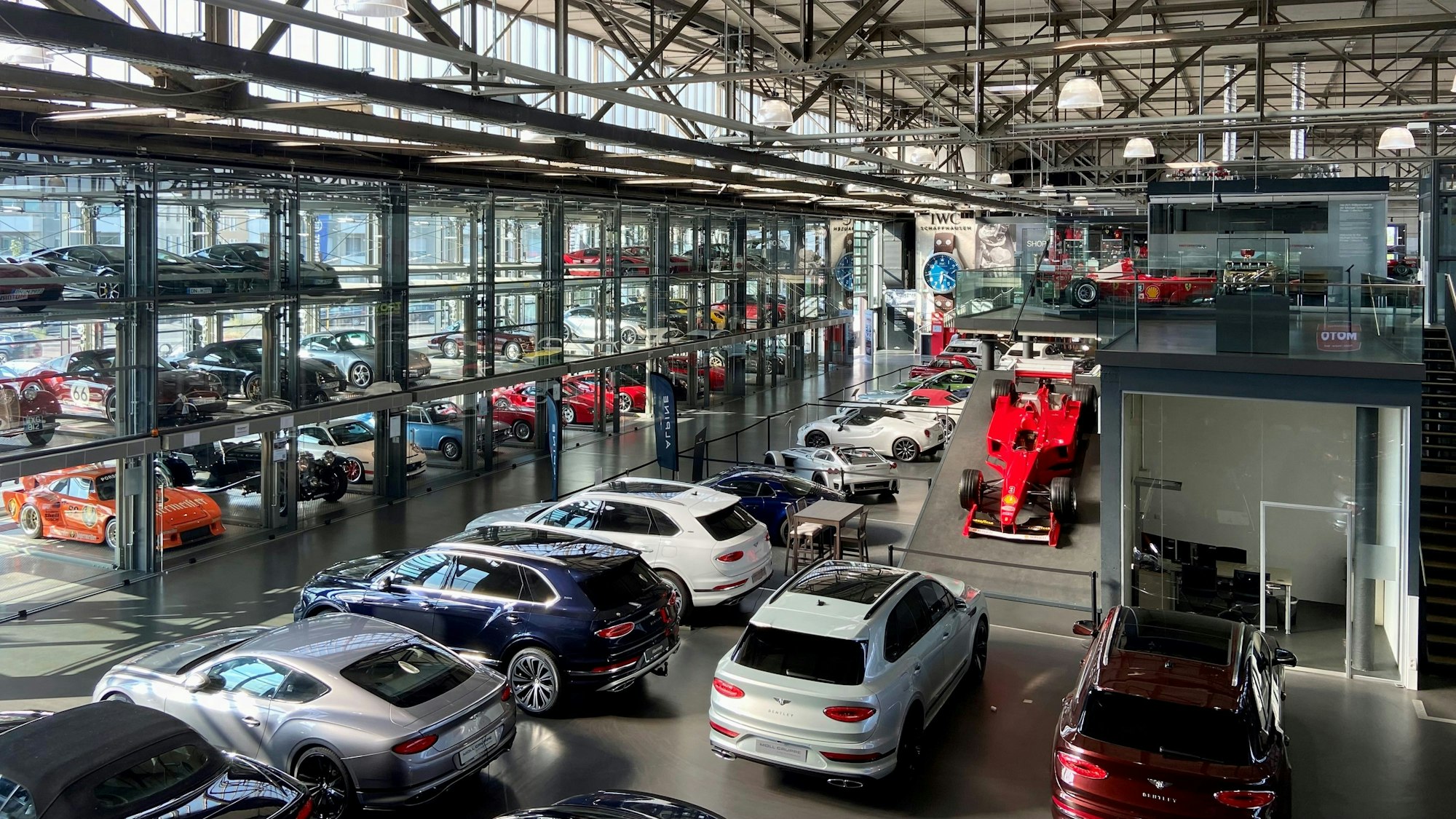 Oldtimer und Sportwagen stehen in der Empfangshalle der Motorworld in Köln-Ossendorf