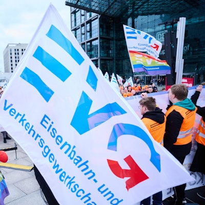 Proteste Mitte März: Demonstrierende der Eisenbahn- und Verkehrsgewerkschaft (EVG) kämpfen für bessere Löhne am Berliner Hauptbahnhof. Seit Monaten verhandelt die EVG mit der Deutschen Bahn.
