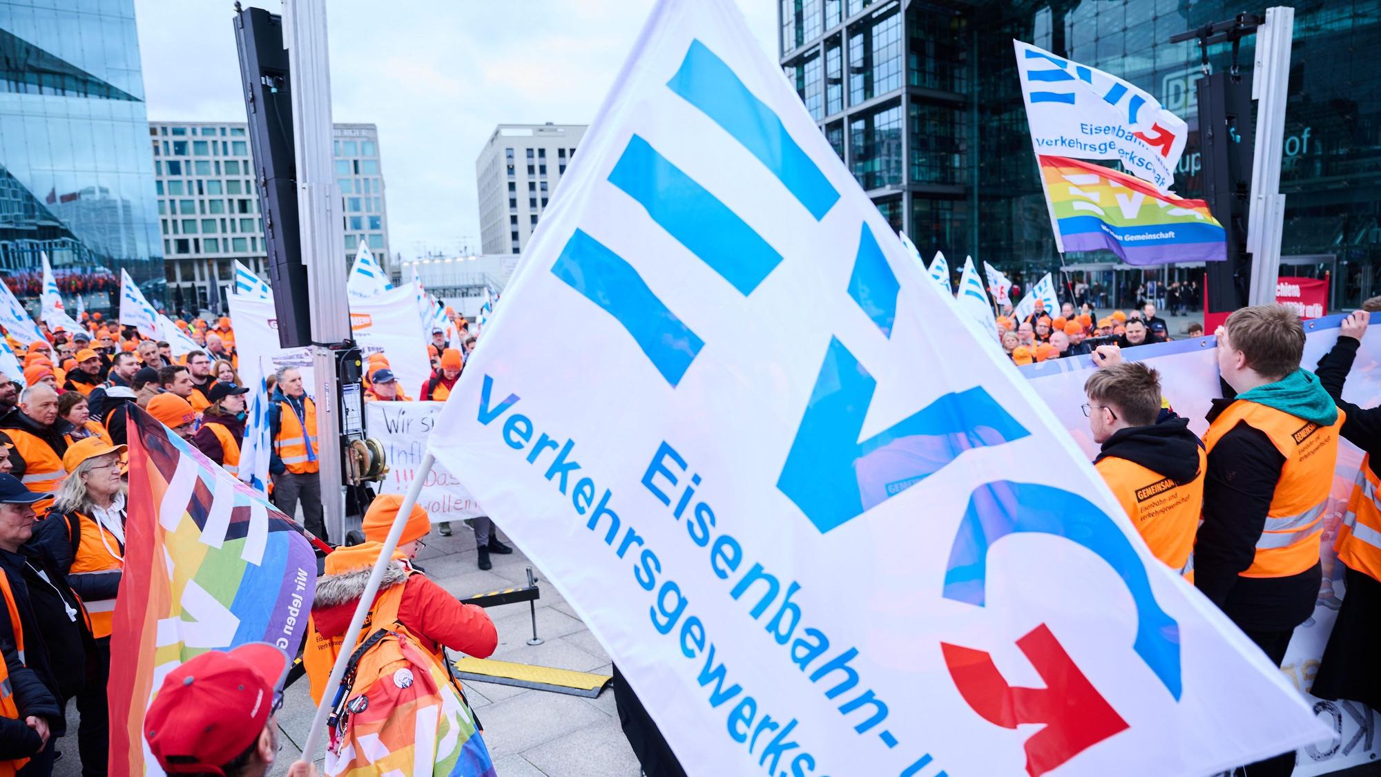Protest im Nahverkehr: Streikende der Eisenbahn- und Verkehrsgewerkschaft (EVG) während einer Kundgebung zum Tarif-Streit Mitte März.