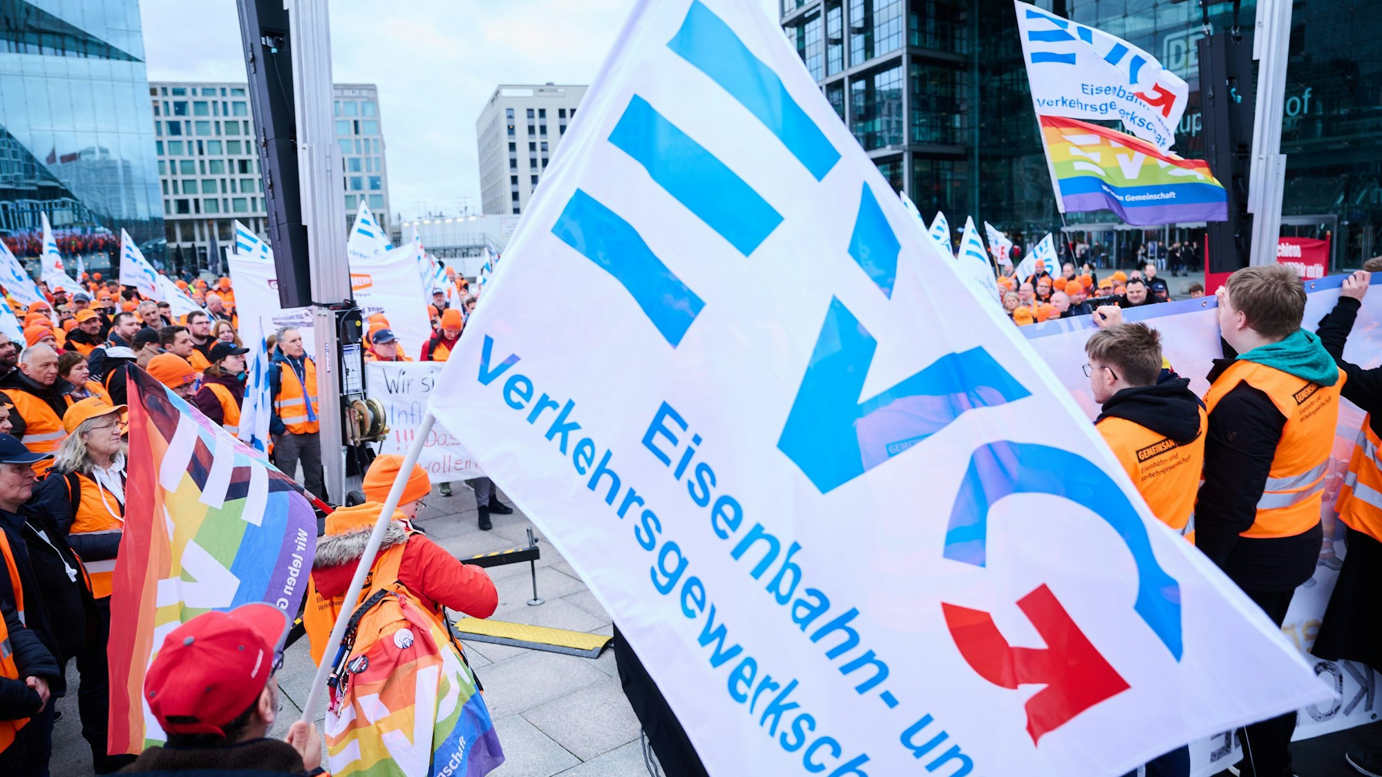 Proteste Mitte März: Demonstrierende der Eisenbahn- und Verkehrsgewerkschaft (EVG) kämpfen für bessere Löhne am Berliner Hauptbahnhof. Seit Monaten verhandelt die EVG mit der Deutschen Bahn.