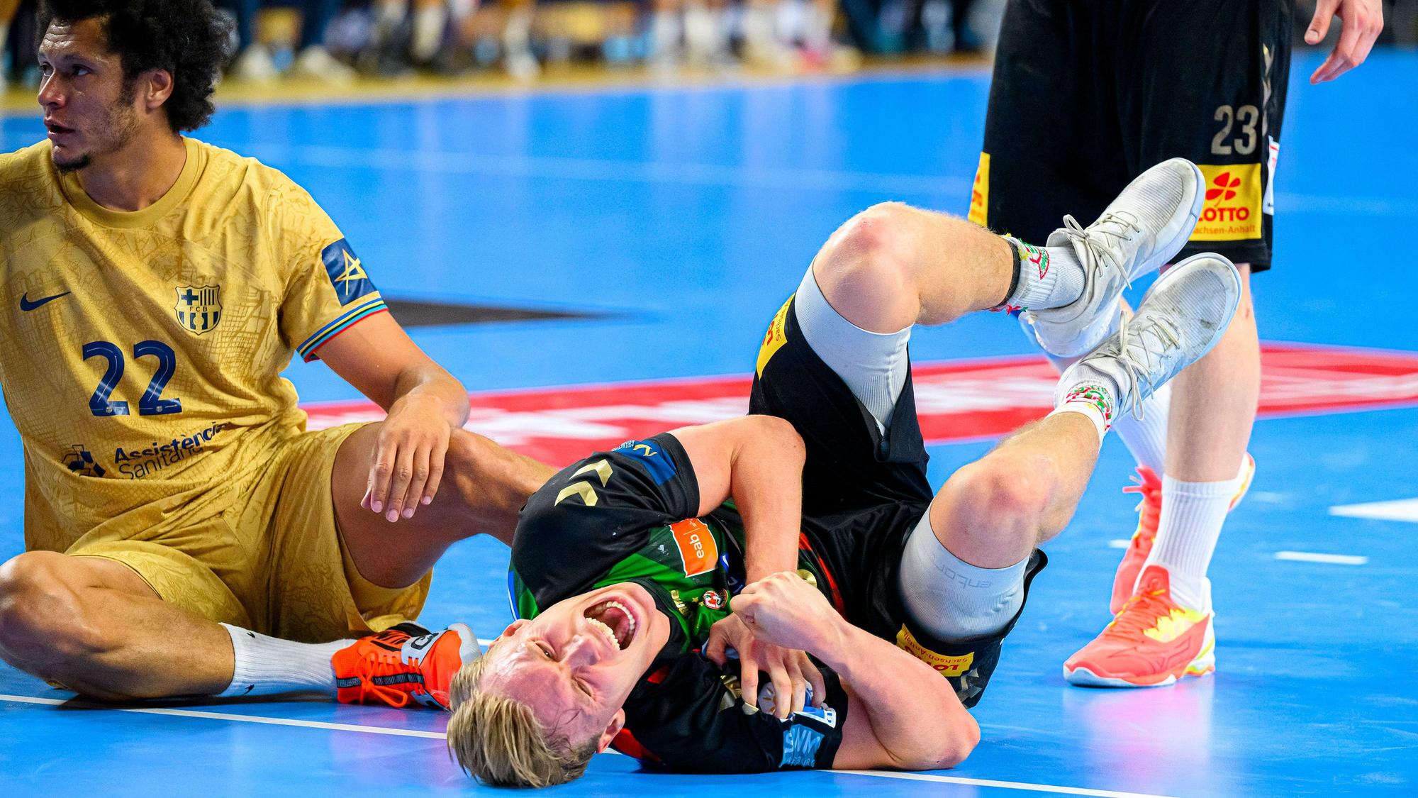 Gisli Thorgeir Kristjansson vom SC Magdeburg liegt mit Schmerzen verletzt auf dem Hallenboden