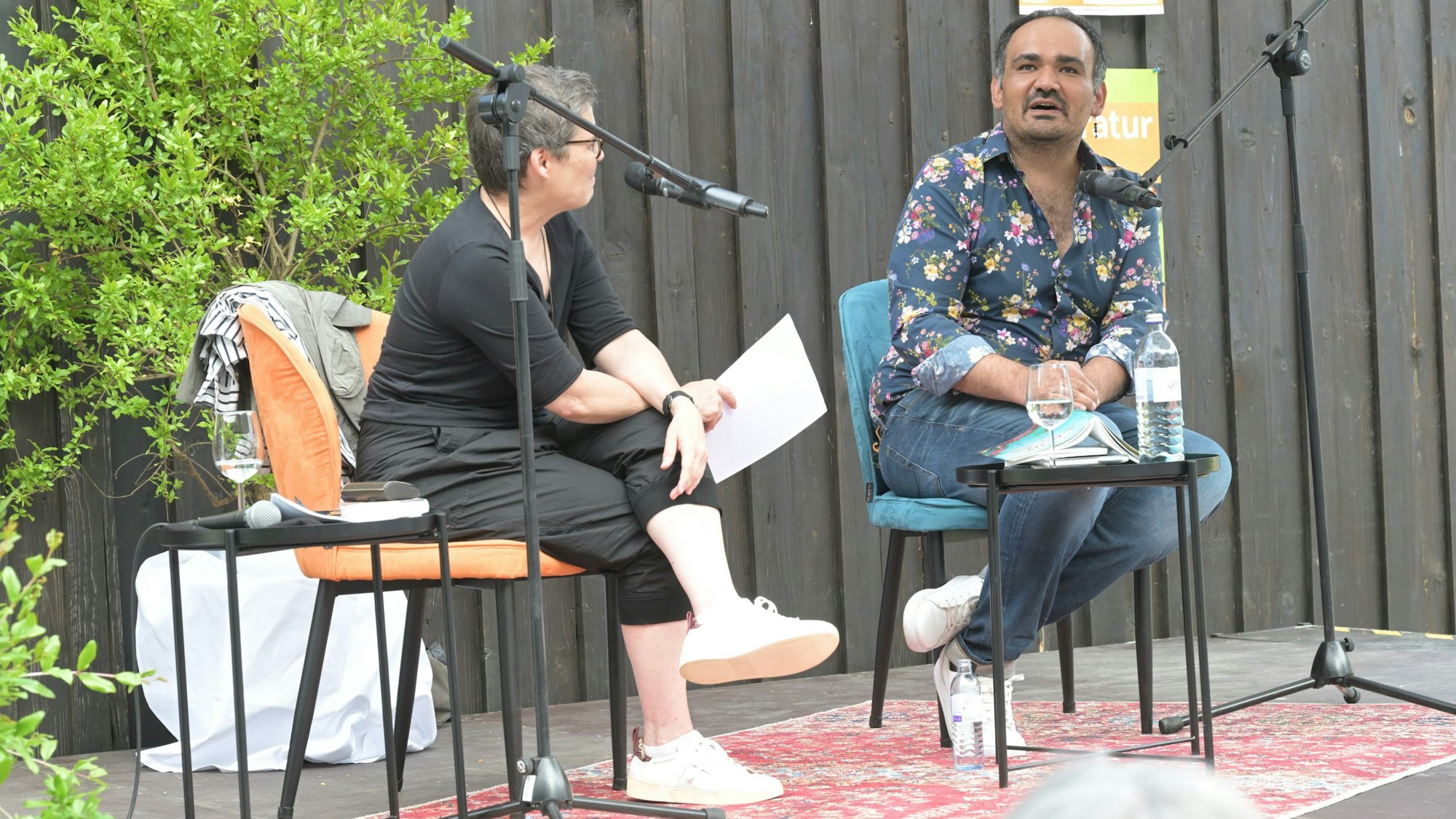 Der Autor Dincer Gücyeter spricht mit Moderation von Sabine Küchle.