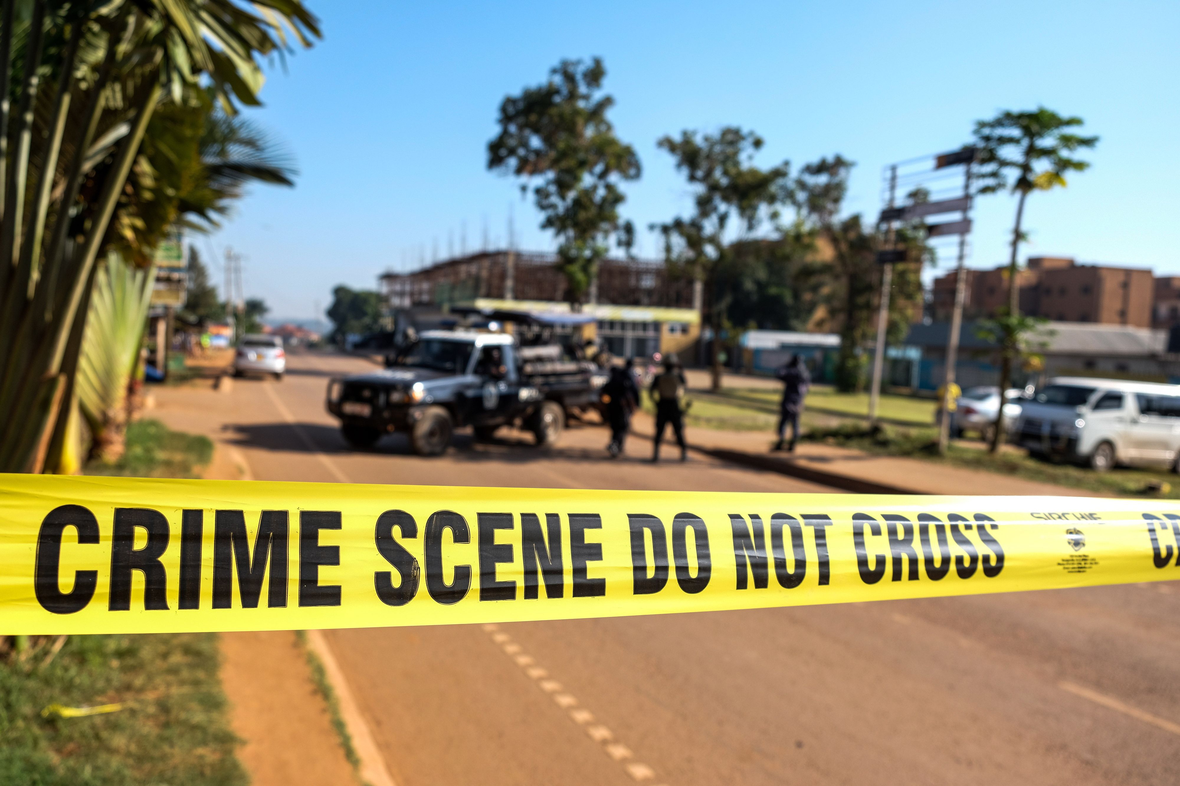 Ein Absperrband der Polizei, auf dem zu lesen ist „Tatort betreten verboten“ ist an einer Straße in Uganda angebracht. (Archivbild)