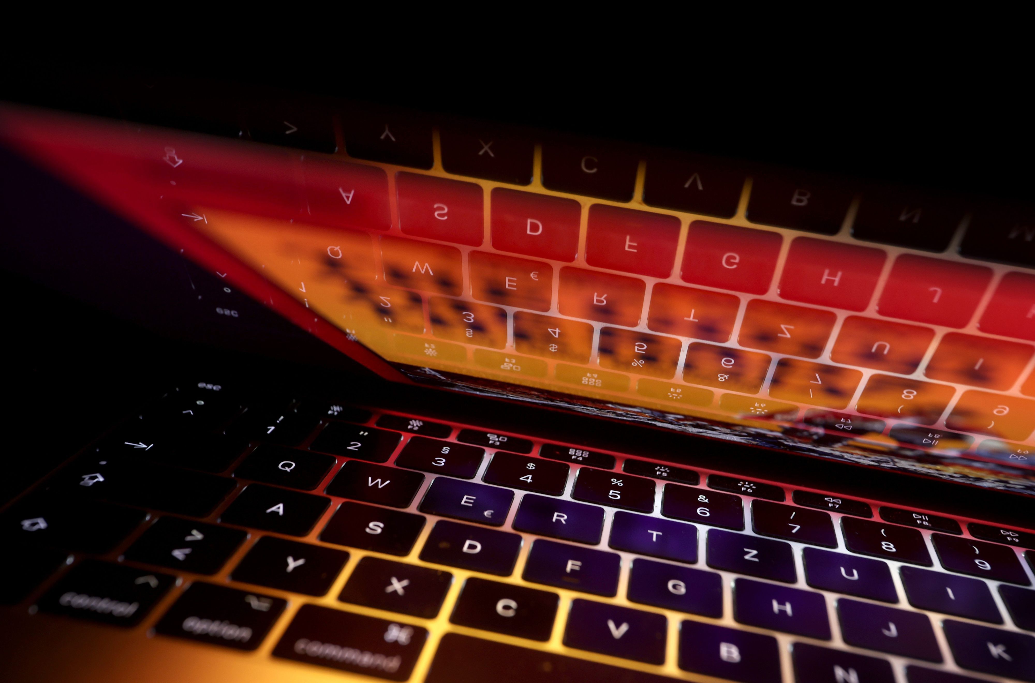 Die Tastatur eines Laptops spiegelt sich in dessen Bildschirm.