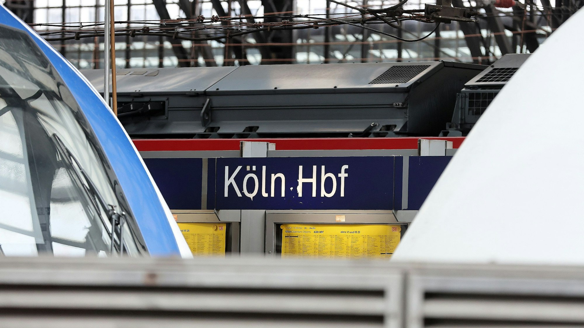 Rund 1300 Züge fahren täglich durch den Kölner Hauptbahnhof. Ein neues Stellwerk soll ihn fit für die Zukunft machen. (Archivbild)