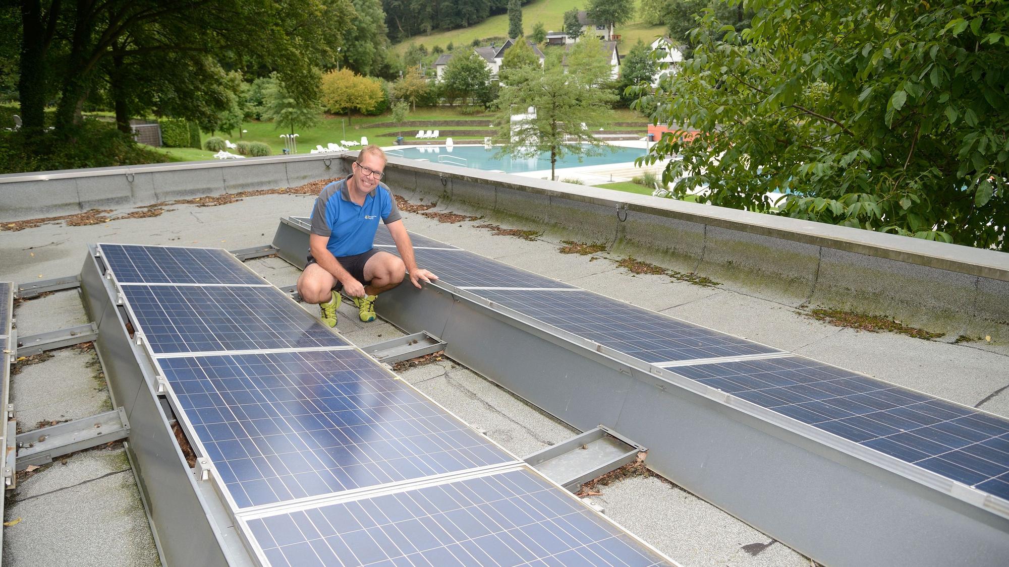 Solaranlagen, wie hier am Freibad Hoffnungsthal, sollen auch verstärkt auf privaten Dächern installiert werden. Gleichgesinnte sollen sich dafür zusammentun.