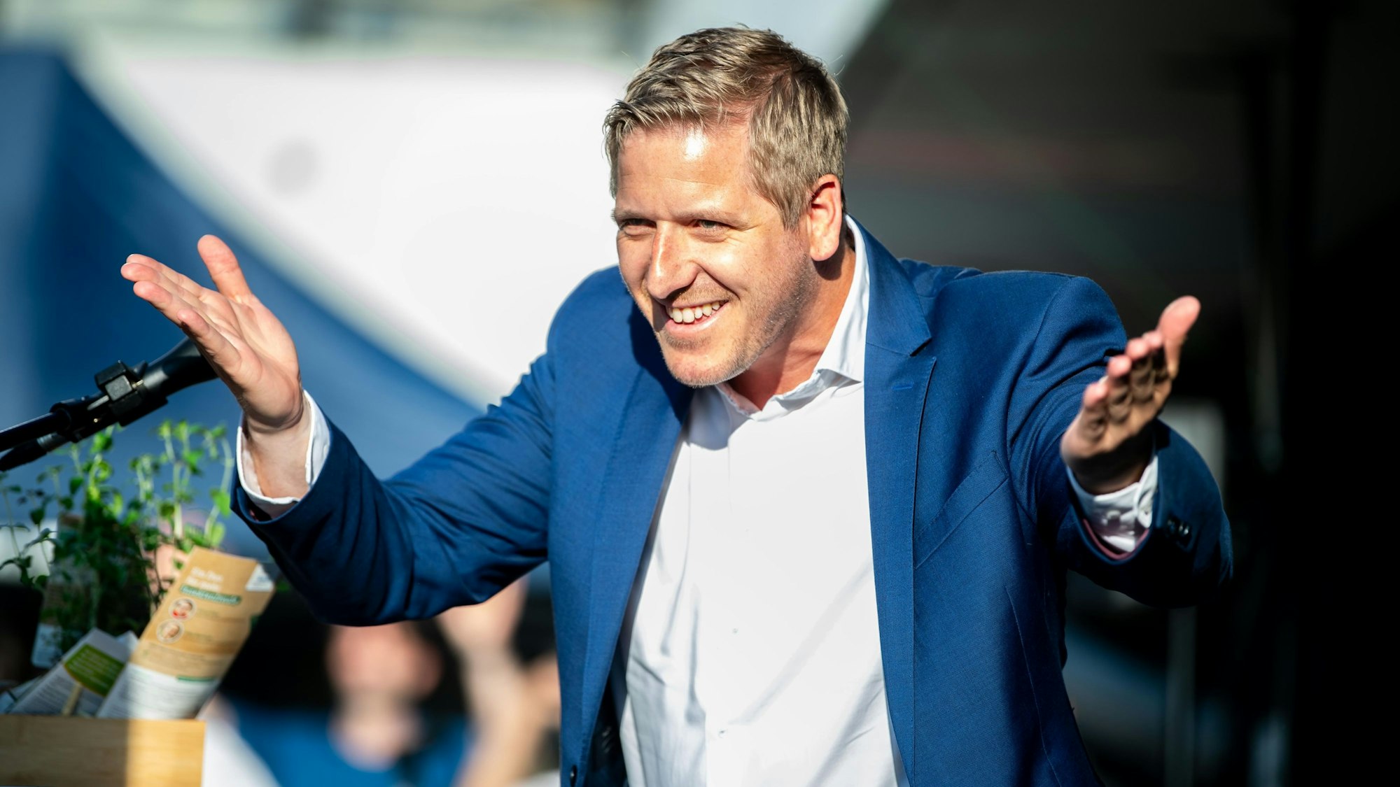 Markus Ramers bei einem Sommerempfang als Landrat am Mikrofon.