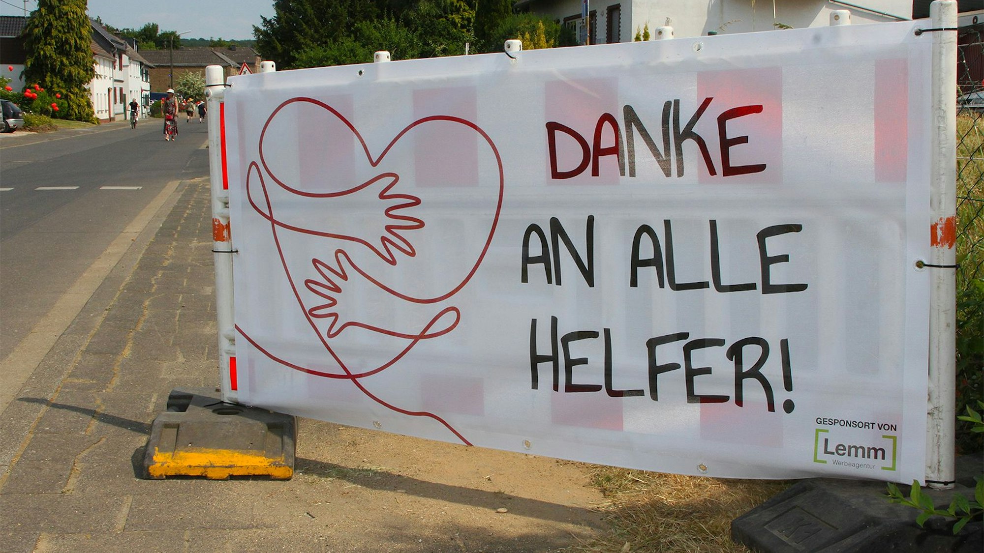 Ein Transparent mit einem Herz-Symbol steht am Ortseingang in Schweinheim.