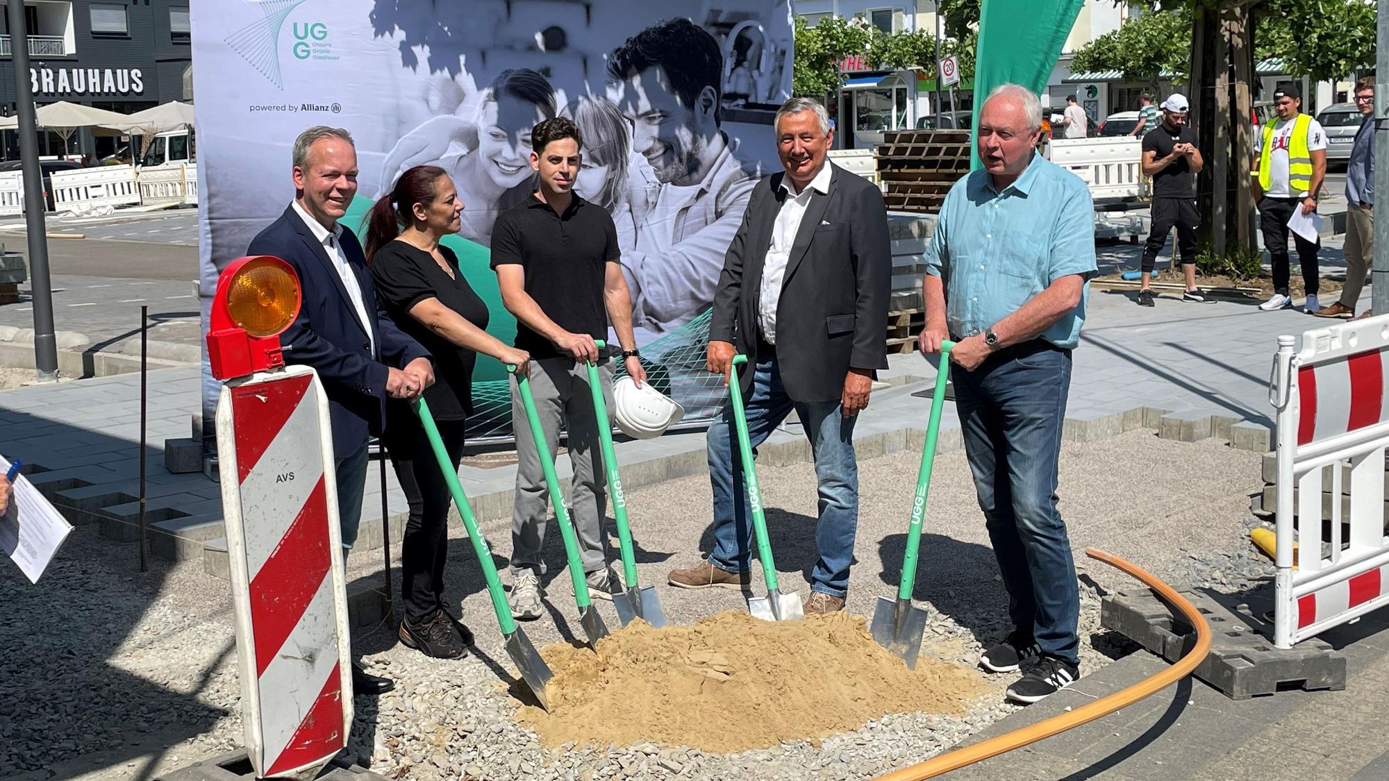 Kreisdirektor Klaus Grootens, Bürgermeister Dr. Gero Karthaus (r.) und weitere Akteure mit Spaten an einer Baugrube.