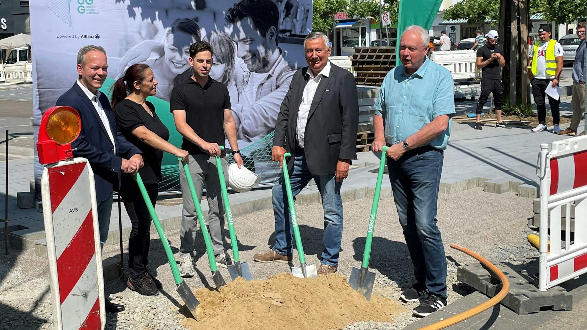 Erster Spatenstich zum Glasfaserausbau auf dem Bahnhofplatz in Engelskirchen.