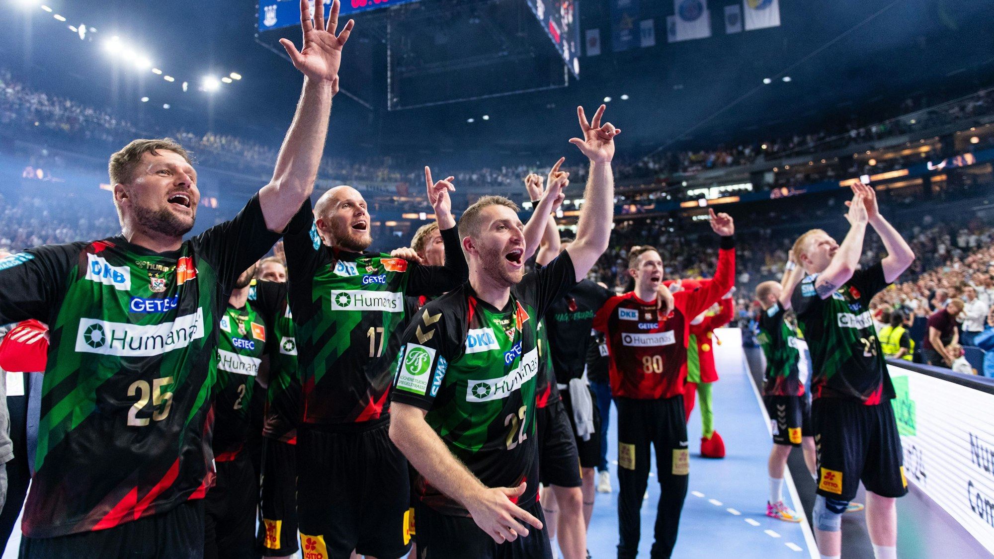 Die Magdeburger Spieler jubeln nach der Partie. Das Spiel endete 30:29 nach Verlängerung. Foto: Marius Becker/dpa +++ dpa-Bildfunk +++