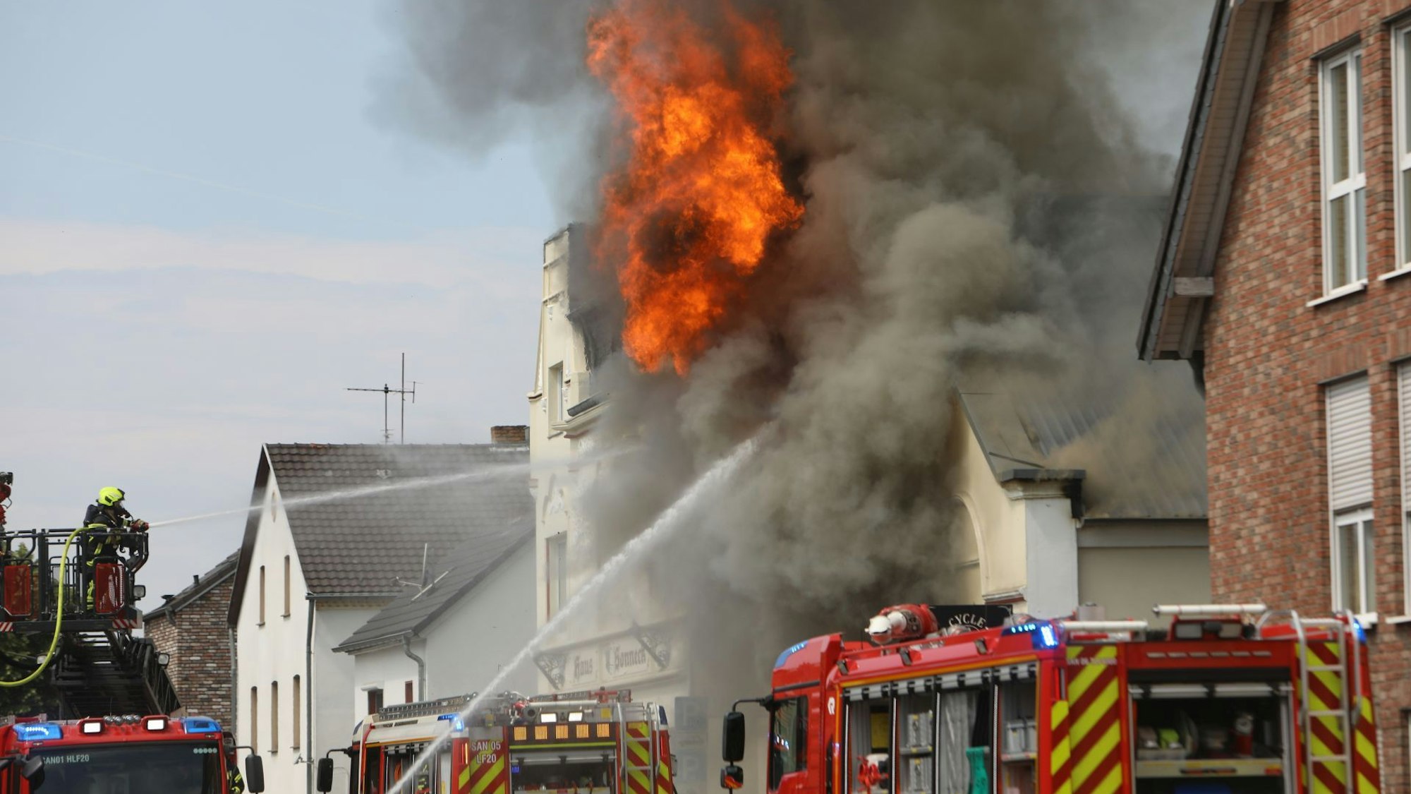 Das Bild zeigt das lichterloh brennende Haus.