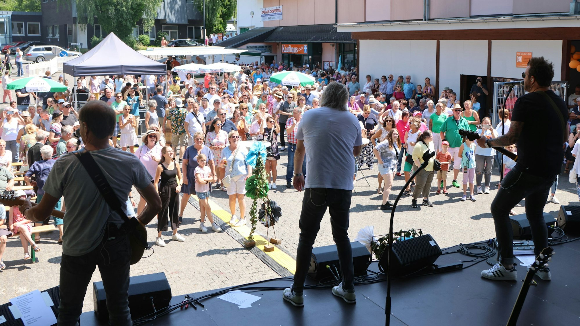 Die Paveier stehen vor vielen Besuchern auf der Bühne.