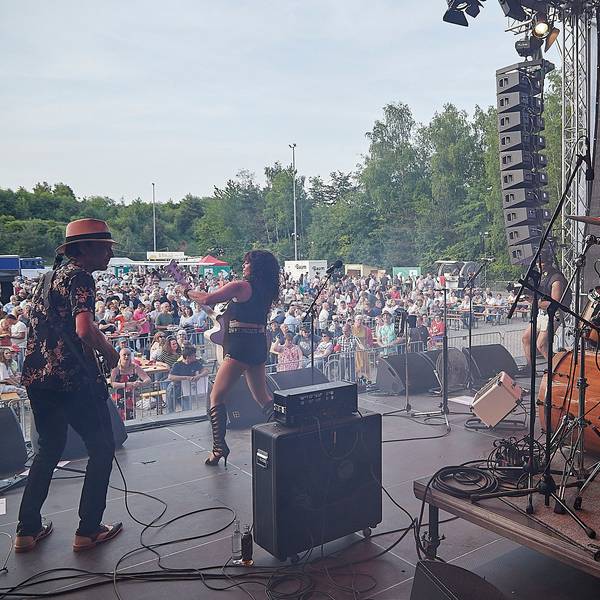 Eine Band tritt auf der Bühne der Oldienacht in Kall auf. Im Hintergrund ist das Publikum zu sehen.