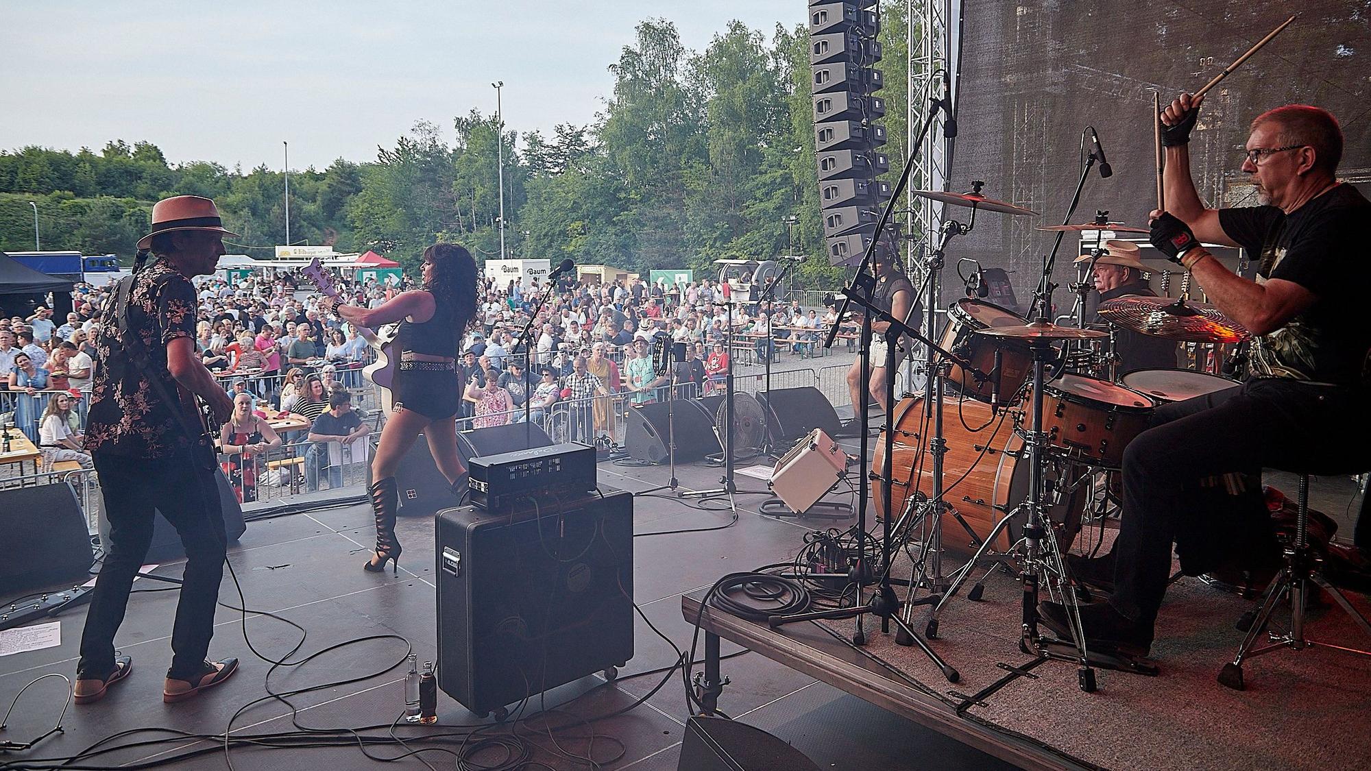 Eine Band tritt auf der Bühne der Oldienacht in Kall auf. Im Hintergrund ist das Publikum zu sehen.