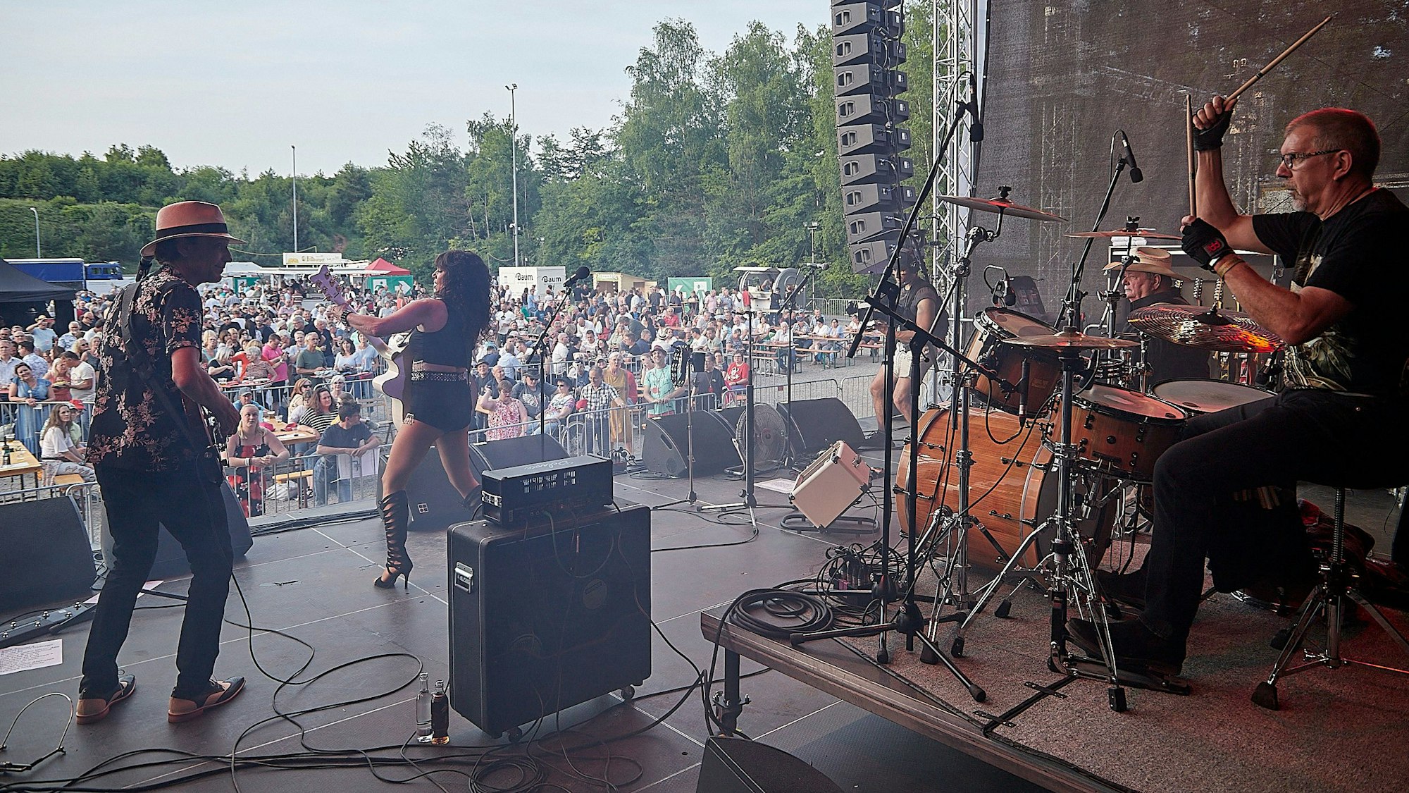 Eine Band tritt auf der Bühne der Oldienacht in Kall auf. Im Hintergrund ist das Publikum zu sehen.