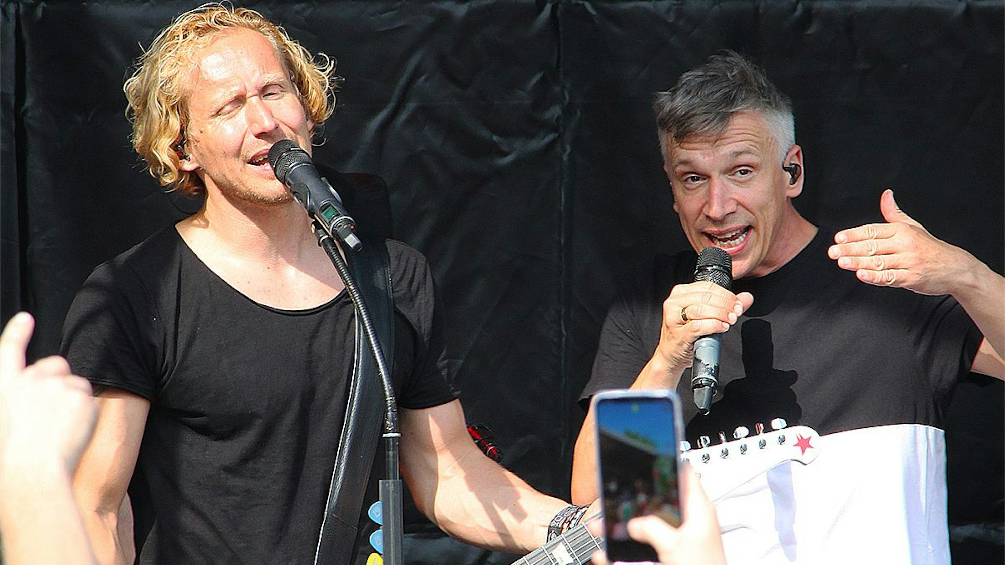 Musiker der Band Kasalla beim Auftritt in Schweinheim.