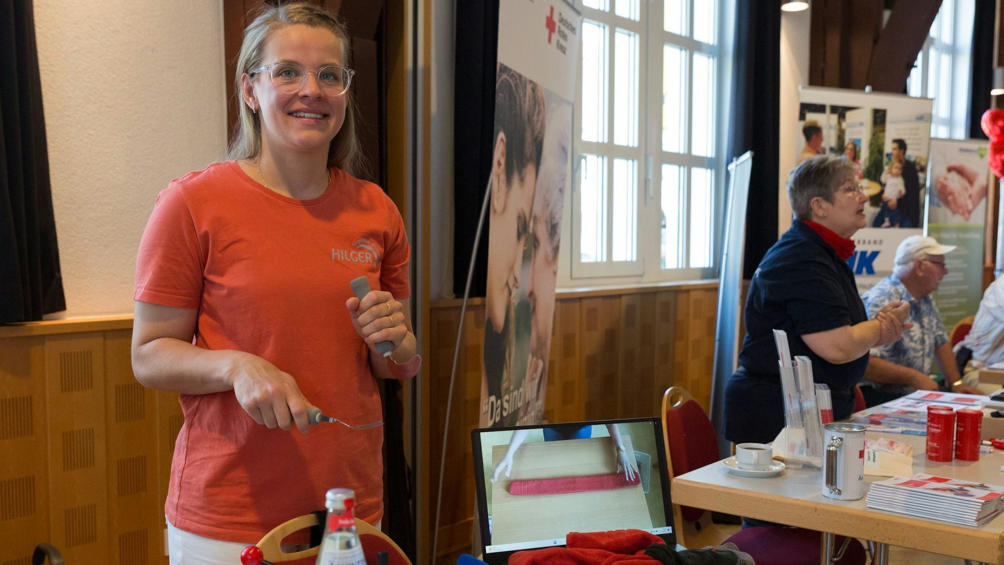 Eine Ausstellerin zeigt Besteck mit dickeren Griffen.