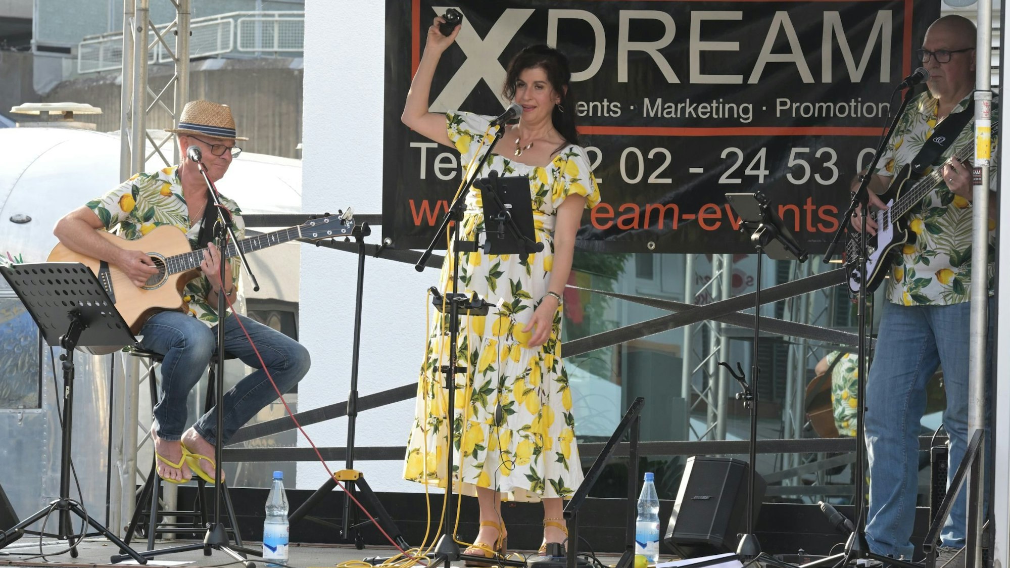 Schloßstadtfest Benberg
BühnenProgramm Samstag abend
kostlose Sonnenmilch für die Besucher