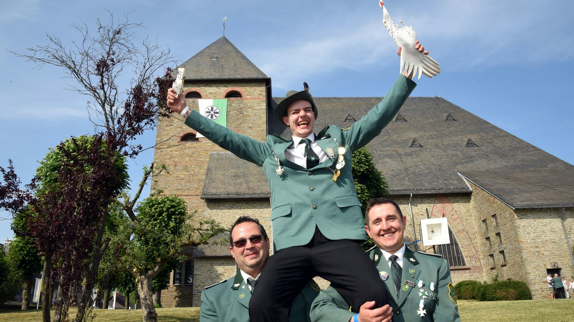 Der neue König Paul Quiring jubelt auf den Schultern seiner Freunde Gianluca Nuzzo (l.) und Raphael Rademacher (oben).