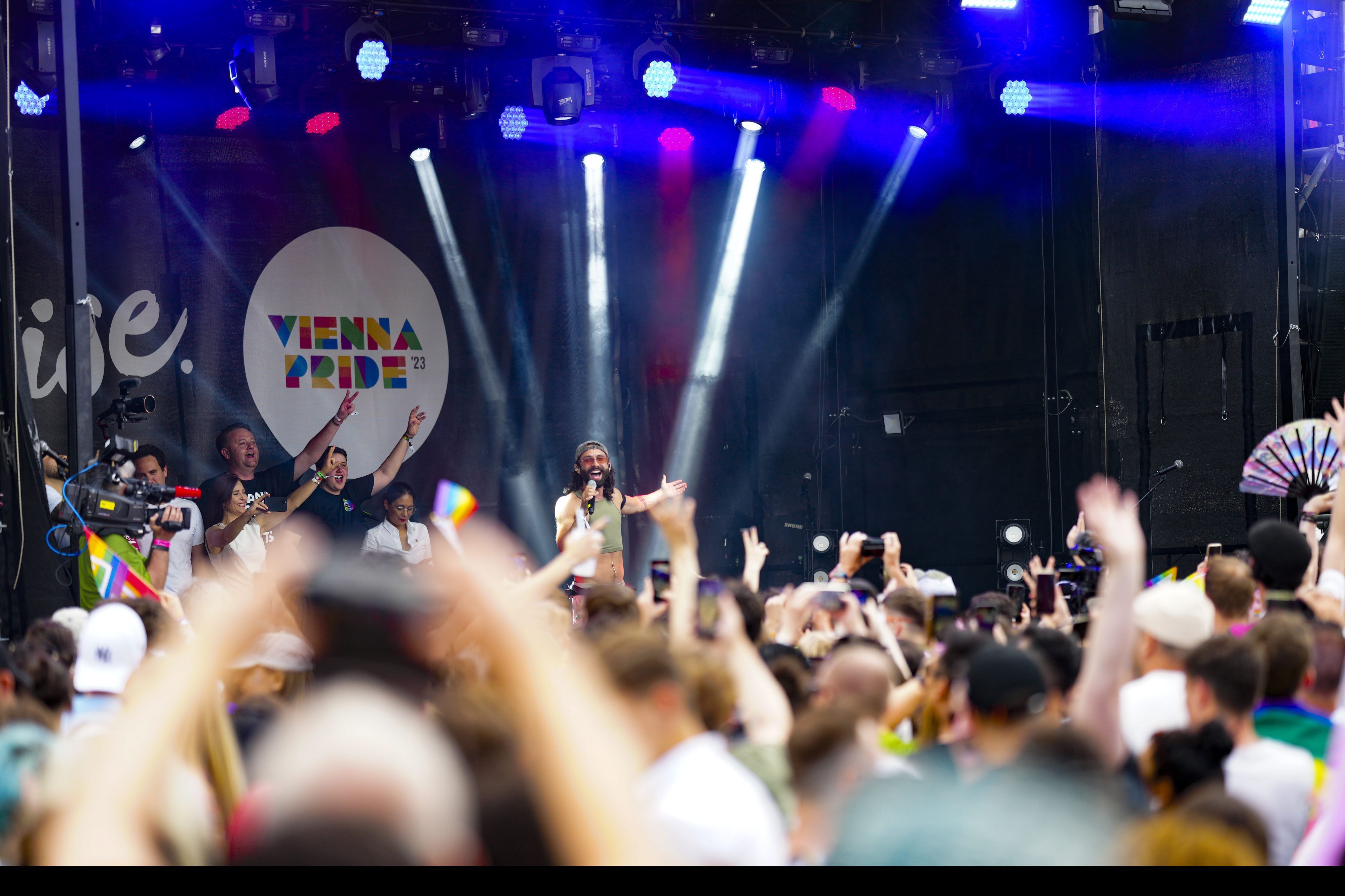 17.06.2023, Österreich, Wien: Conchita Wurst, Sänger und Travestiekünstler aus Österreich, steht bei der Abschlussfeier der 27. "Regenbogenparade" am Rathausplatz auf der Bühne.