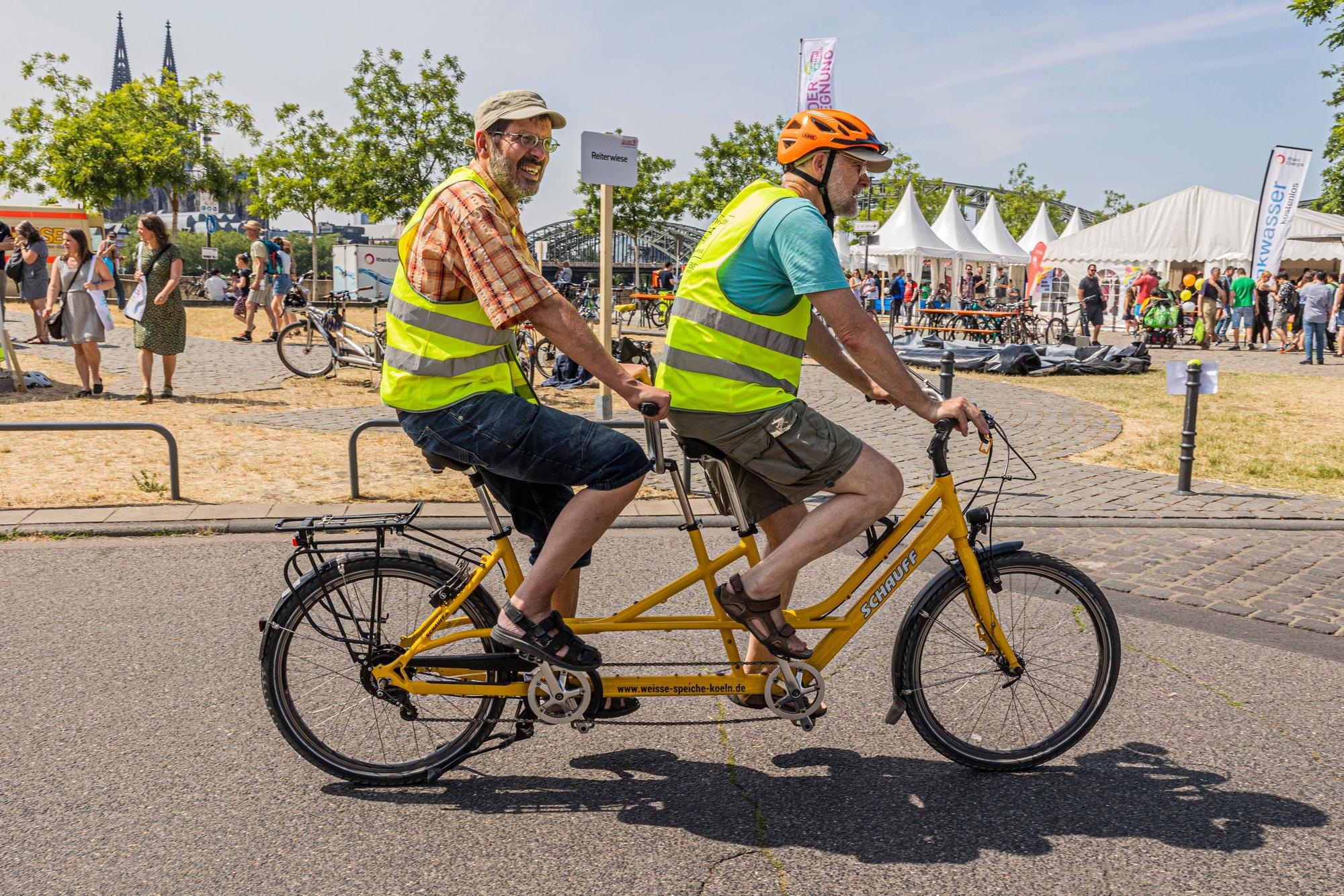 Zusammen geht es leichter: Tandem-Fahrt über das Festivalgelände beim „Tag der Begegnung“ des LVR in Deutz.