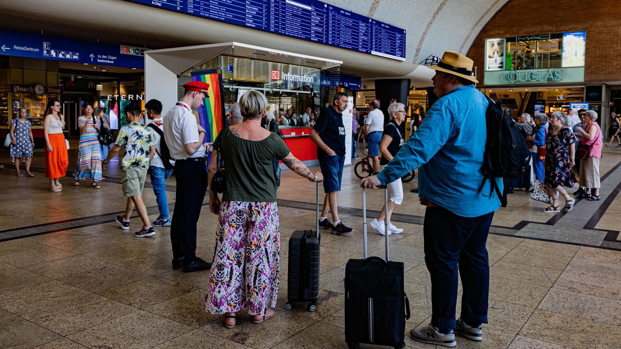 Reisende im Kölner Hauptbahnhof während der Sperrung.