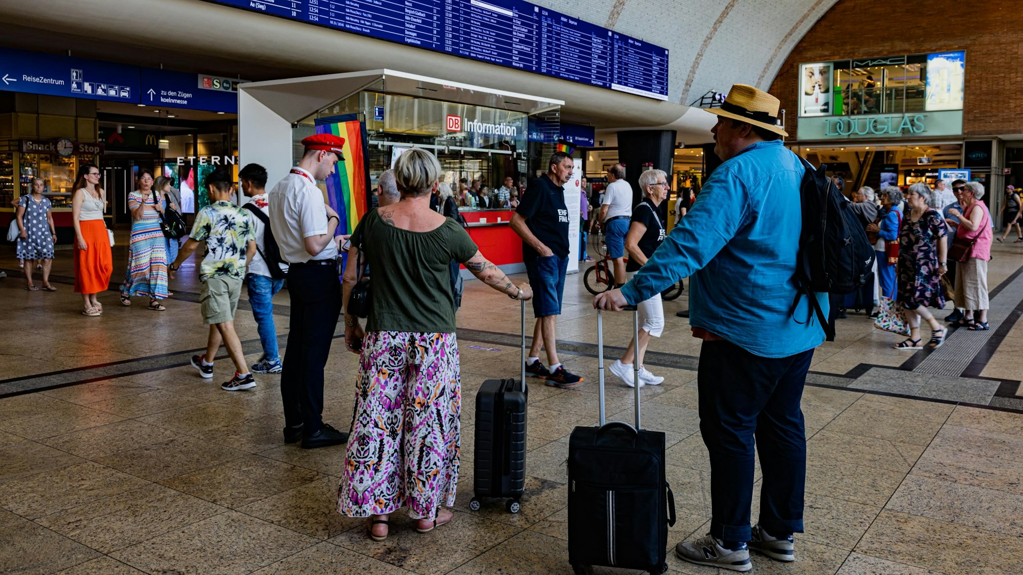 Reisende im Kölner Hauptbahnhof während der Sperrung.
