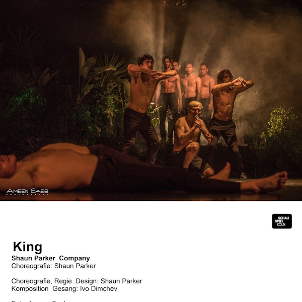 Szene aus dem Tanzgastspiel "King" von Shaun Parker & Company. Darin ist zu sehen, wie eine Gruppe Männer oberkörperfrei in einem Dschungel steht.
