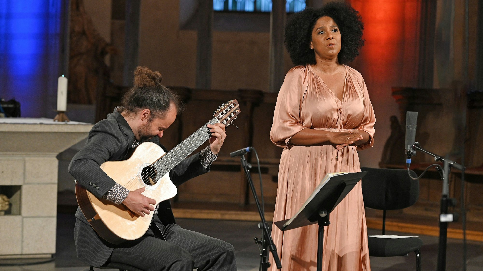 Sängerin Nancy Vieira mit ihrem Gitarristen Olmo Marín bei der „Romanischen Nacht“ in St. Maria im Kapitol