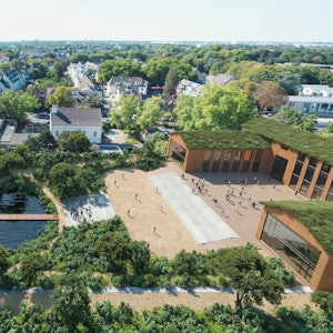 Aus der Vogelperspektive ist ein Areal mit einer Teichanlage, vielen Bäumen und einem Gebäude mit begrüntem Dach zu sehen.