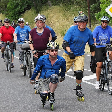 Auf dem Bild ist eine Gruppe Radfahrer und Inline-Skater zu sehen, die an der Tour de Ahrtal teilnimmt.