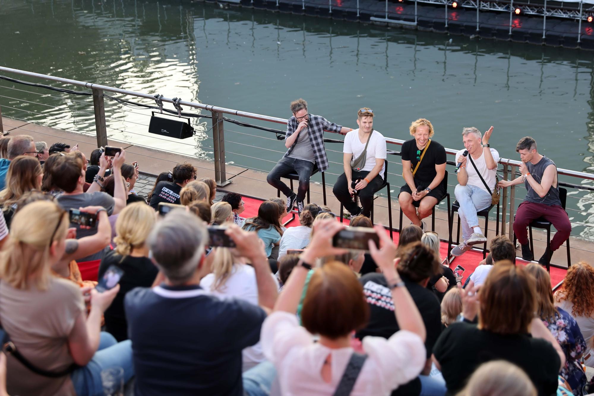 Die Band bei der Doku-Premiere im Rheinaufhafen.