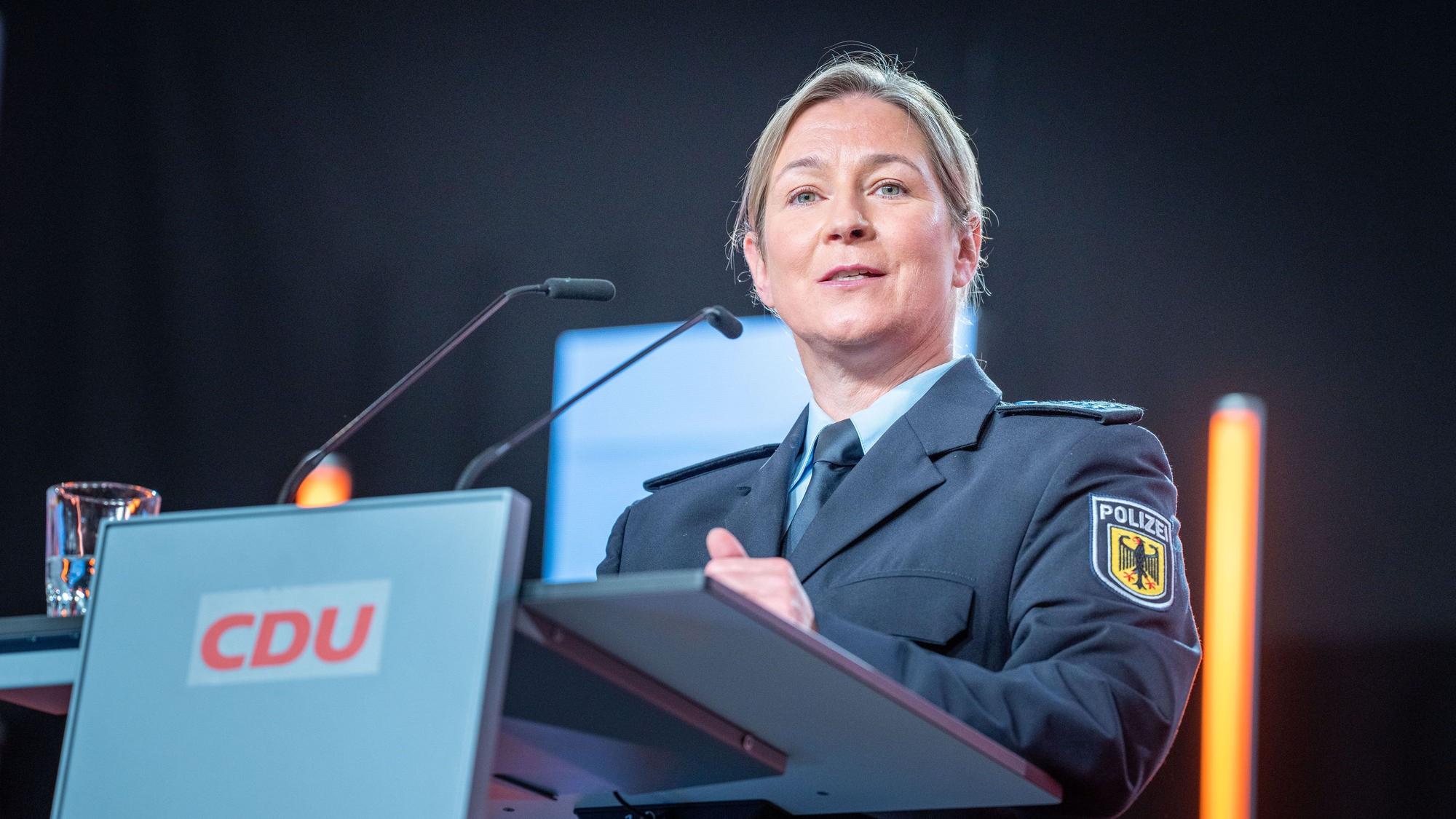 17.06.2023, Berlin: Claudia Pechstein, Olympiasiegerin im Eissschnelllauf, spricht in ihrer Uniform als Bundespolizistin beim CDU-Grundsatzkonvent. Das neue Grundsatzprogramm soll bei einem Bundesparteitag Anfang Mai 2024 verabschiedet werden. Der Konvent gehört zum Prozess zur Erarbeitung des Programmes. Foto: Michael Kappeler/dpa +++ dpa-Bildfunk +++