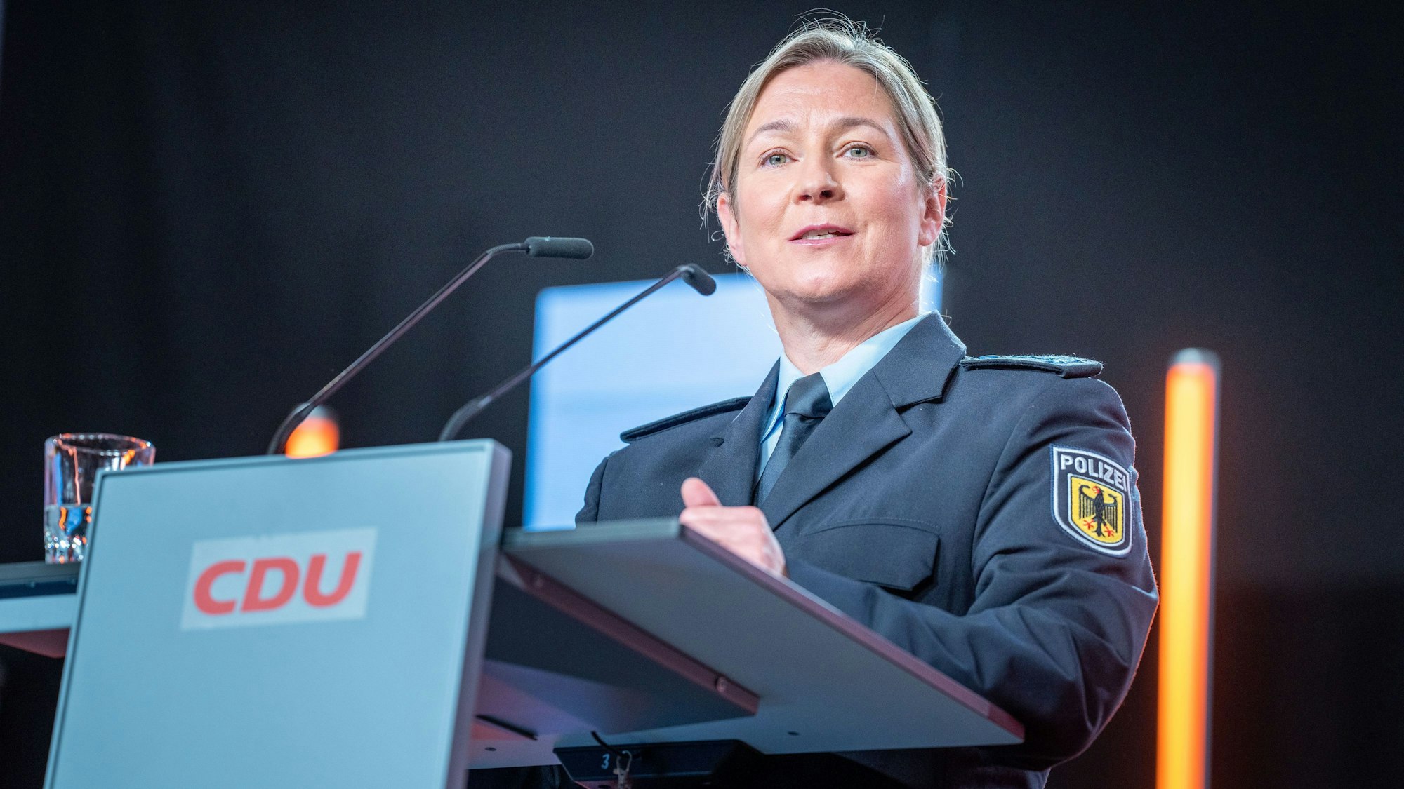 Claudia Pechstein, Olympiasiegerin im Eissschnelllauf, spricht in ihrer Uniform als Bundespolizistin beim CDU-Grundsatzkonvent in Berlin.