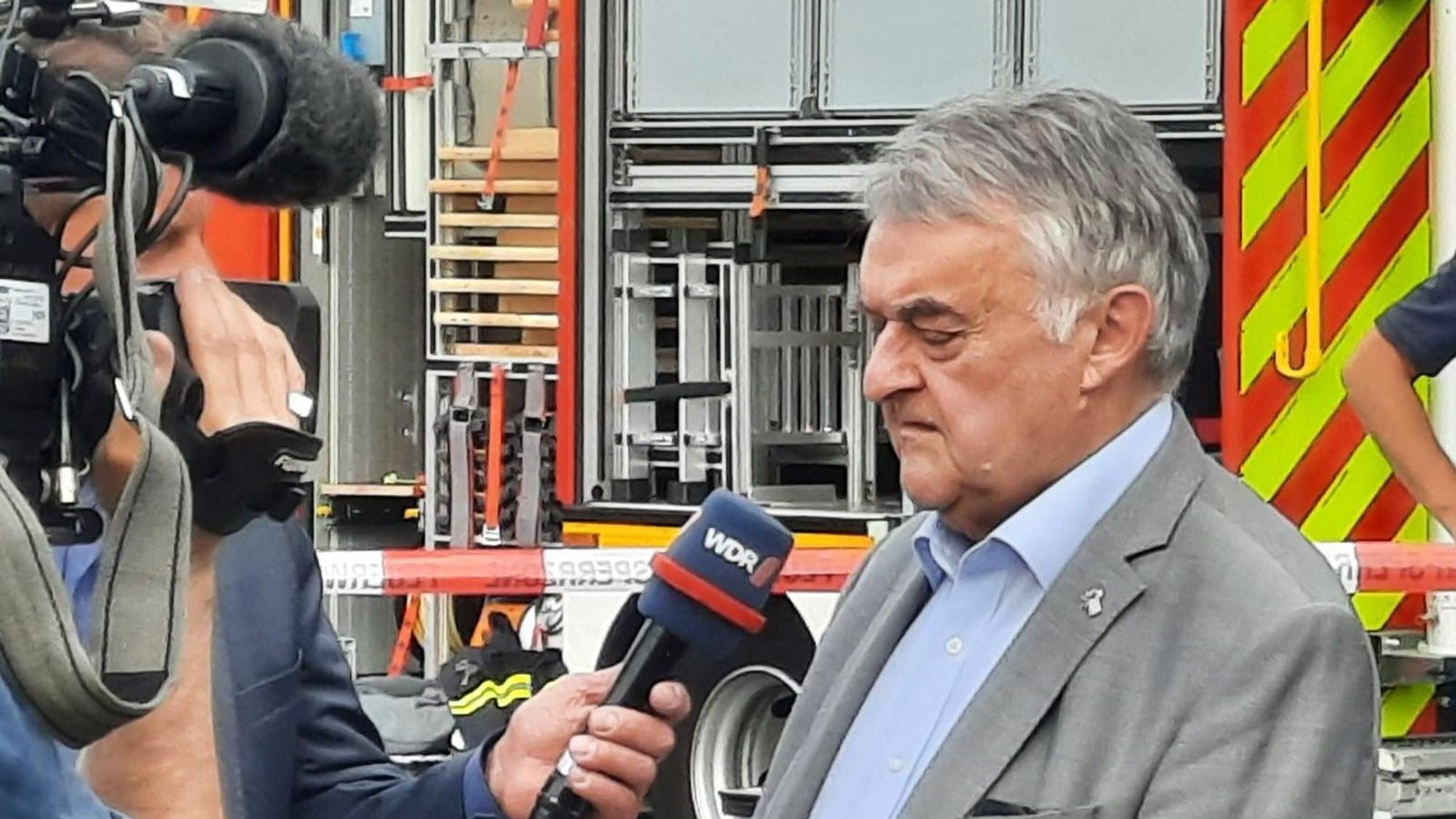 NRW-Innenminister Herbert Reul kam am Abend zum Brandort nach Sankt Augustin