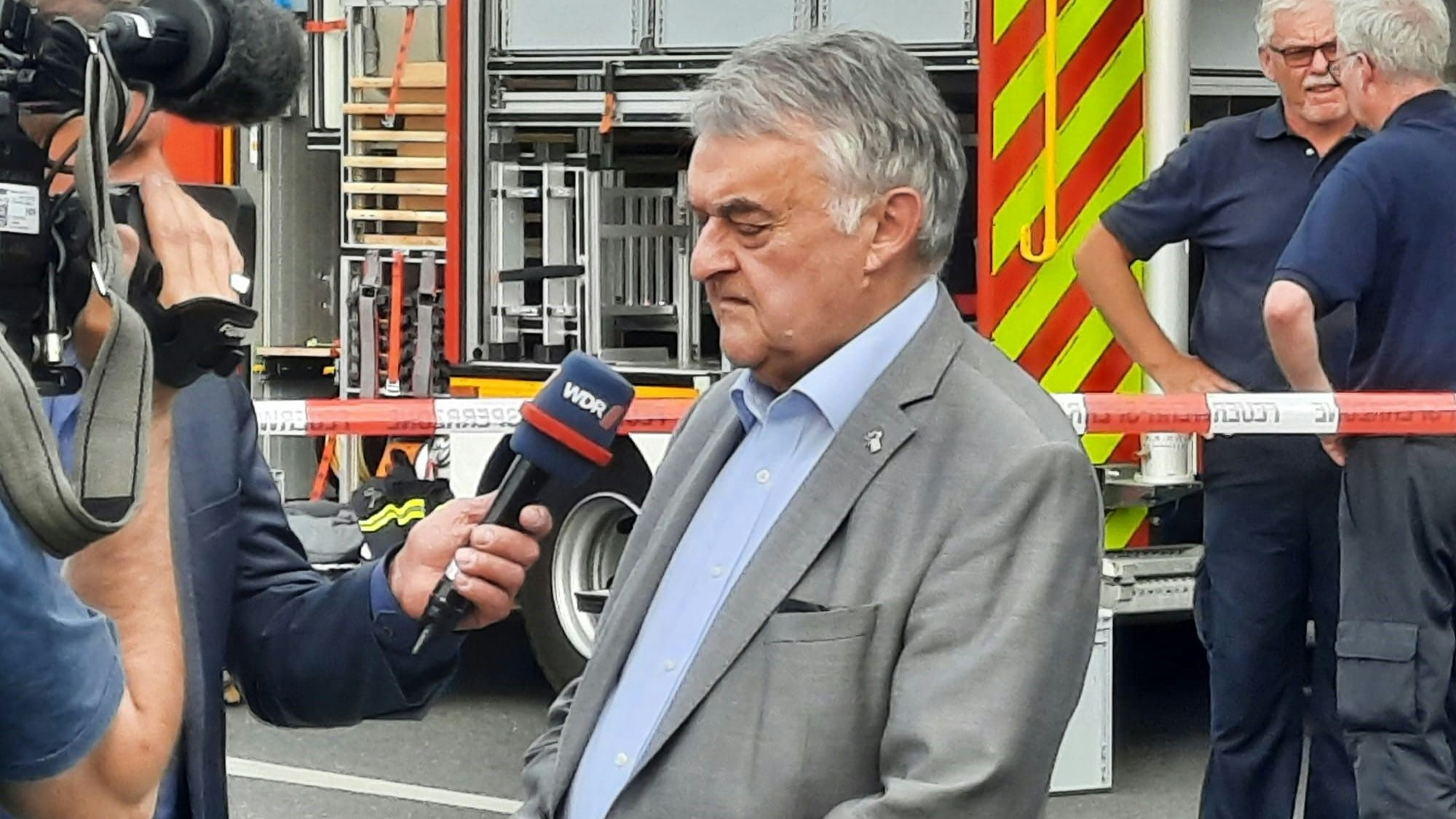 NRW-Innenminister Herbert Reul kam am Abend zum Brandort nach Sankt Augustin.