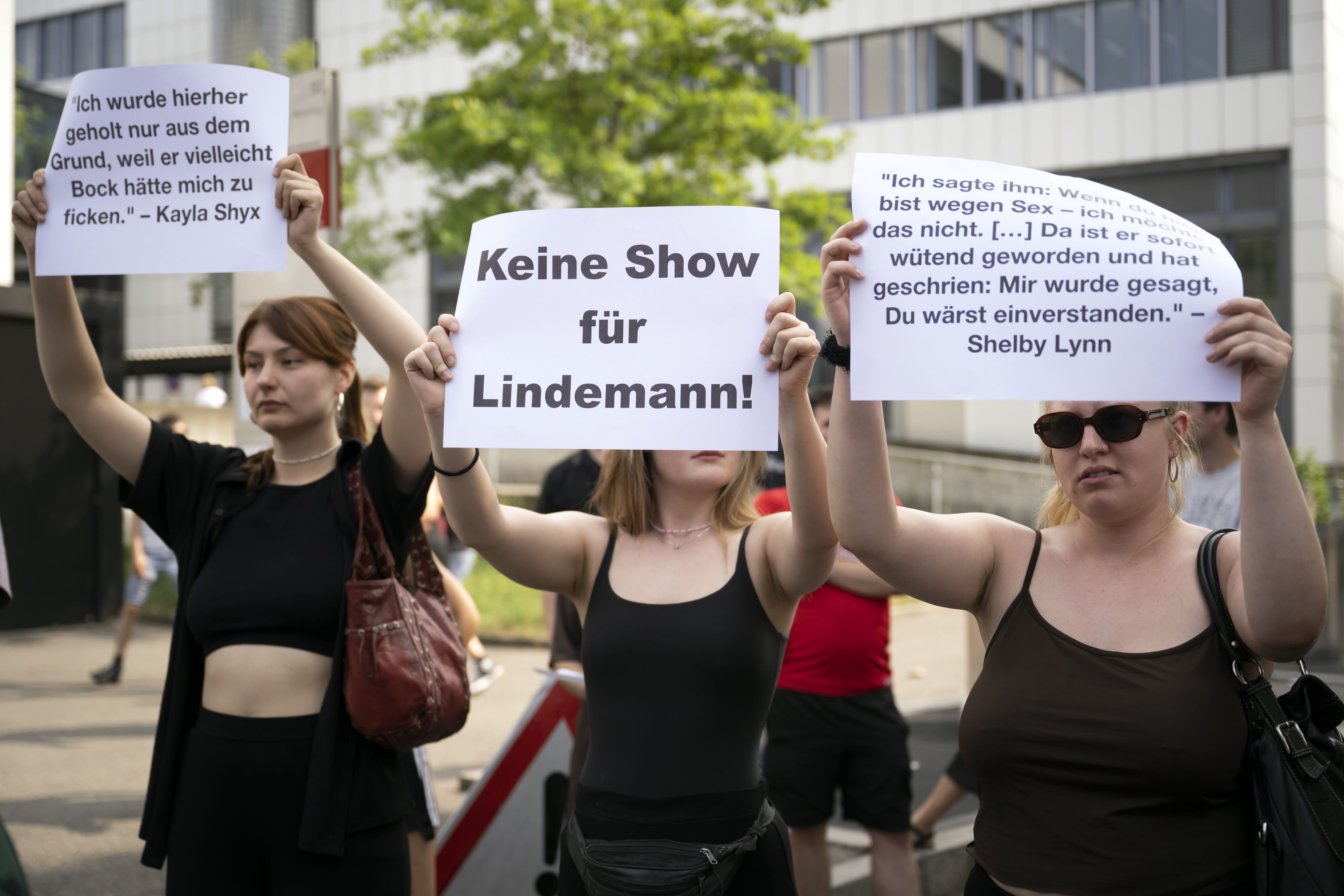 17.06.2023, Schweiz, Bern: Mitglieder der Jungsozialisten Schweiz (JUSO), von Campax und des feministischen Kollektivs Bern stehen mit Plakaten mit der Aufschrift «Keine Show für Lindemann» vor einem Konzert der deutschen Band Rammstein im Stadion Wankdorf. Trotz der Vorwürfe gegen den Leadsänger der Band, Lindemann, finden die Konzerte in Bern am 17. und 18. Juni statt. Foto: Anthony Anex/KEYSTONE/dpa +++ dpa-Bildfunk +++