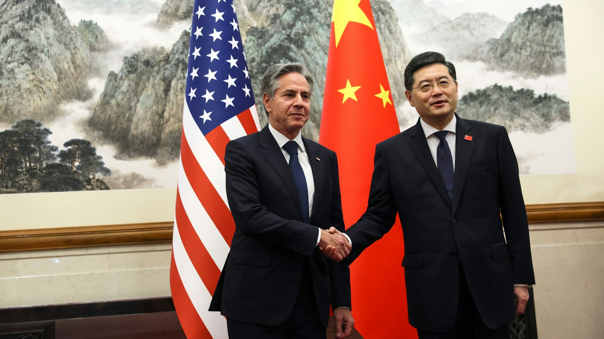 17.06.2023, China, Peking: US-Außenminister Antony Blinken (l) schüttelt die Hand des chinesischen Außenministers Qin Gang im Diaoyutai State Guesthouse. Für Blinken ist es die erste China-Reise seit seinem Amtsantritt. Er holt den Besuch nach, der Anfang Februar aufgrund der Ballon-Affäre und Spionagevorwürfen gegen China verschoben worden war. Foto: Leah Millis/Reuters Pool via AP/dpa +++ dpa-Bildfunk +++