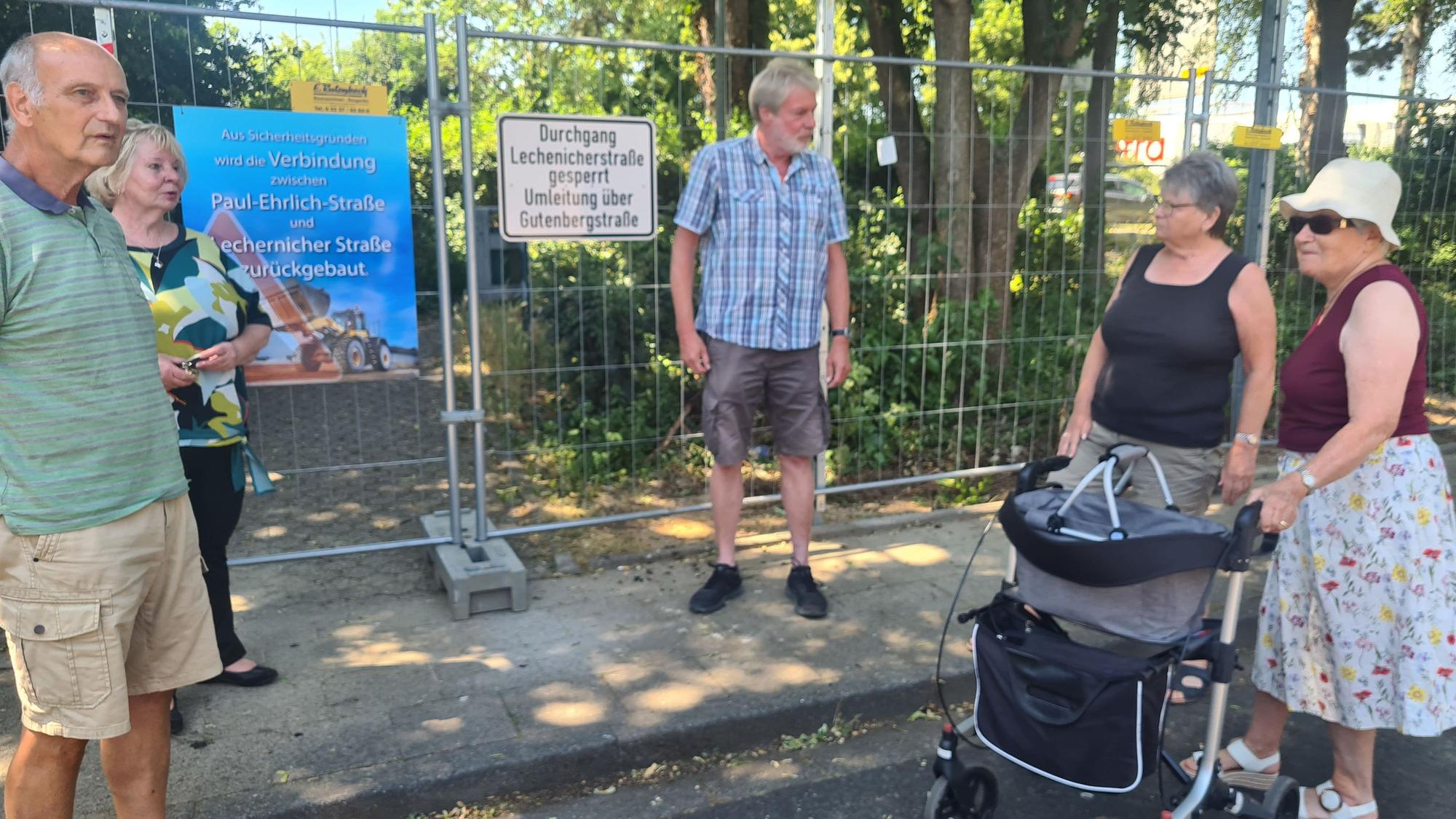 Mehrere Senioren stehen vor der Sperrung.