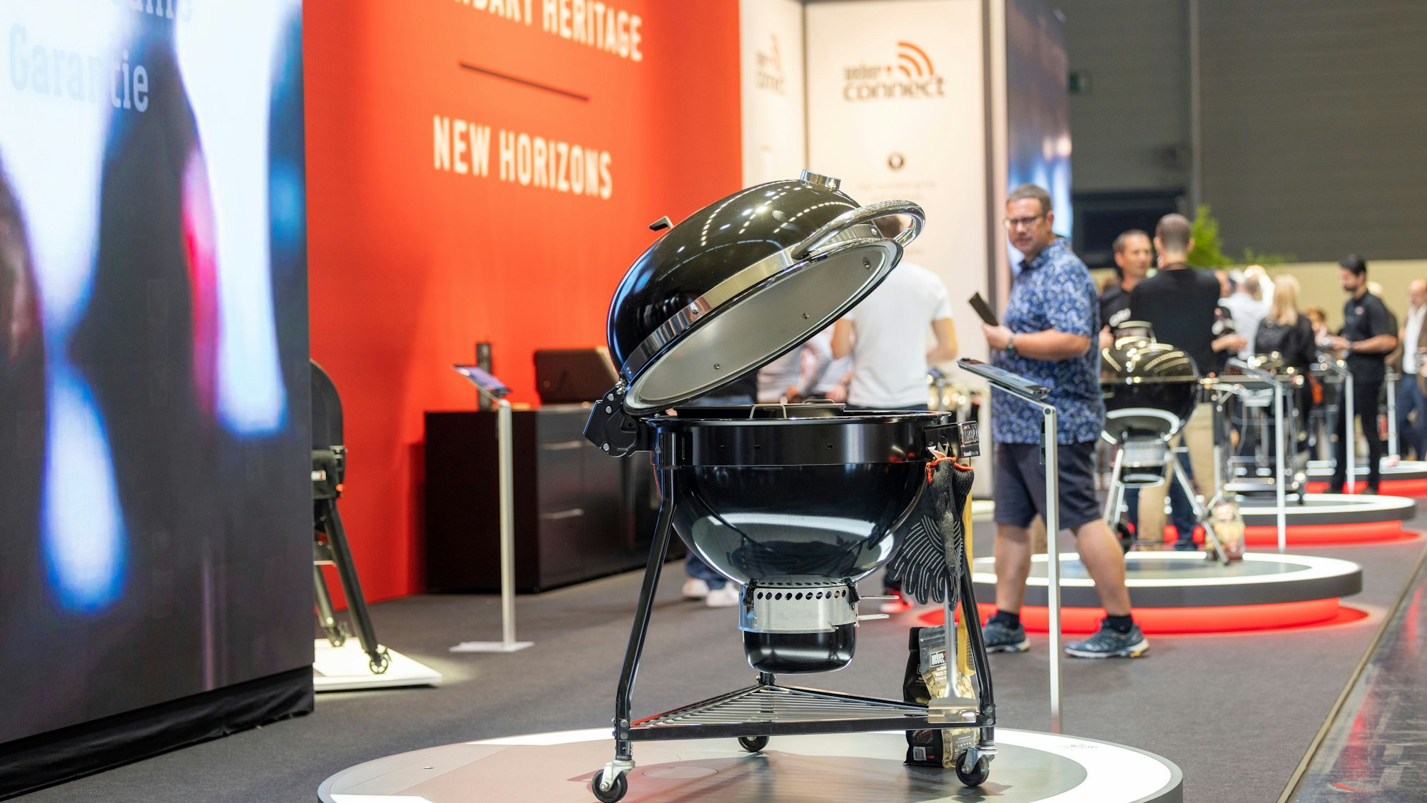 Ein Blick in die Ausstellungshalle der Kölner Messe spogo und gafa. Im Vordergrund ist ein Kugelgrill zu sehen.