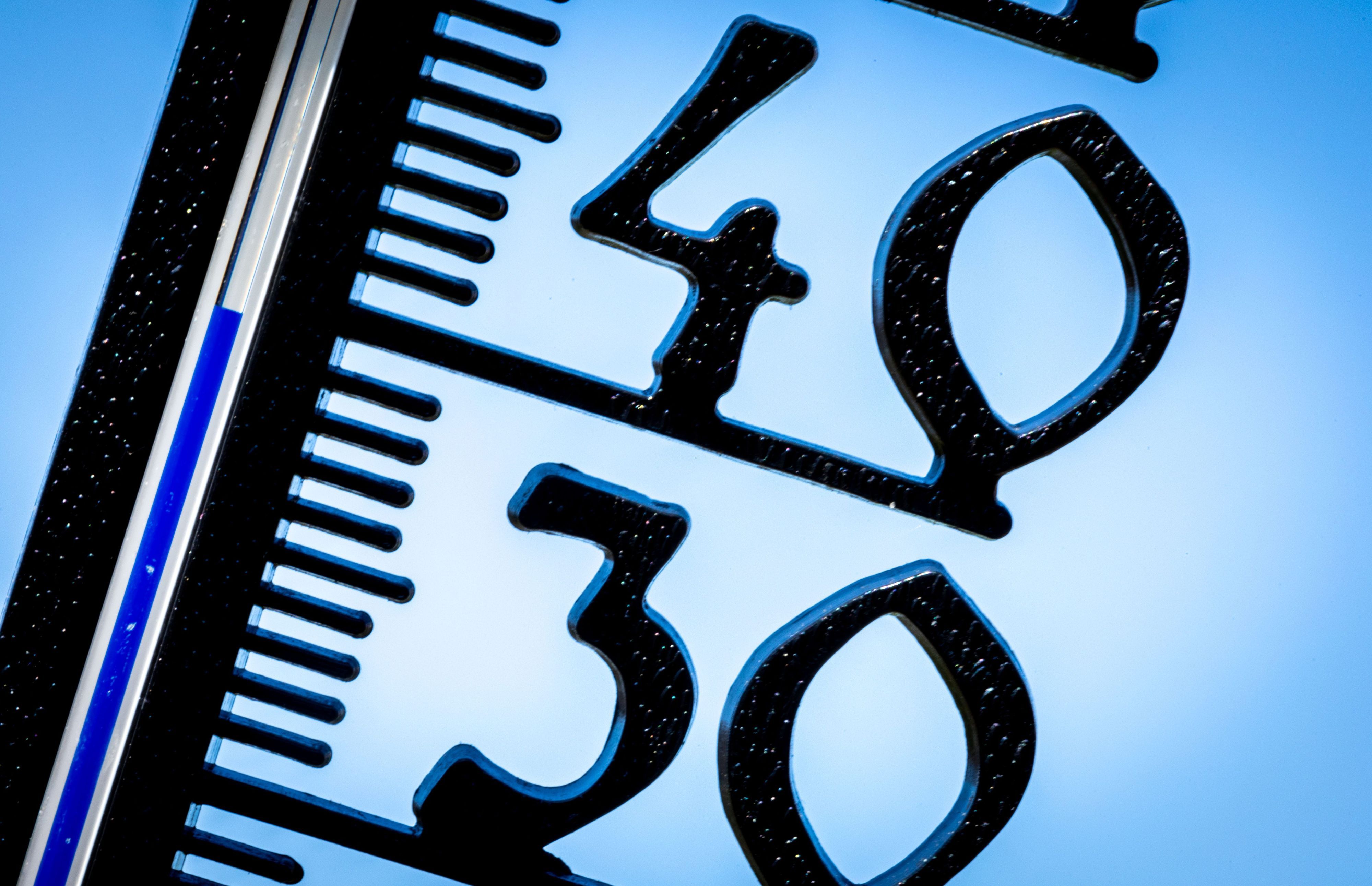 Ein Außenthermometer in einem Kleingarten zeigt die Temperatur von knapp 40 Grad an.
