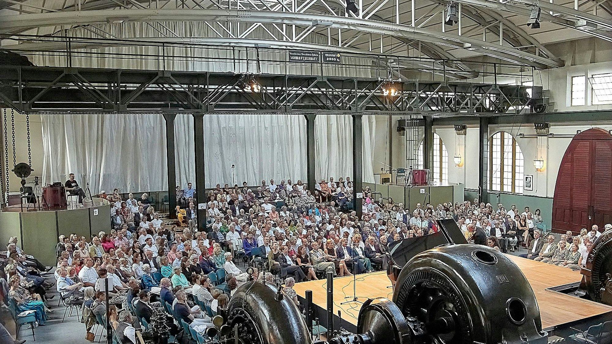 Das Bild zeigt die beeindruckende Kulisse der Stromerzeuger.