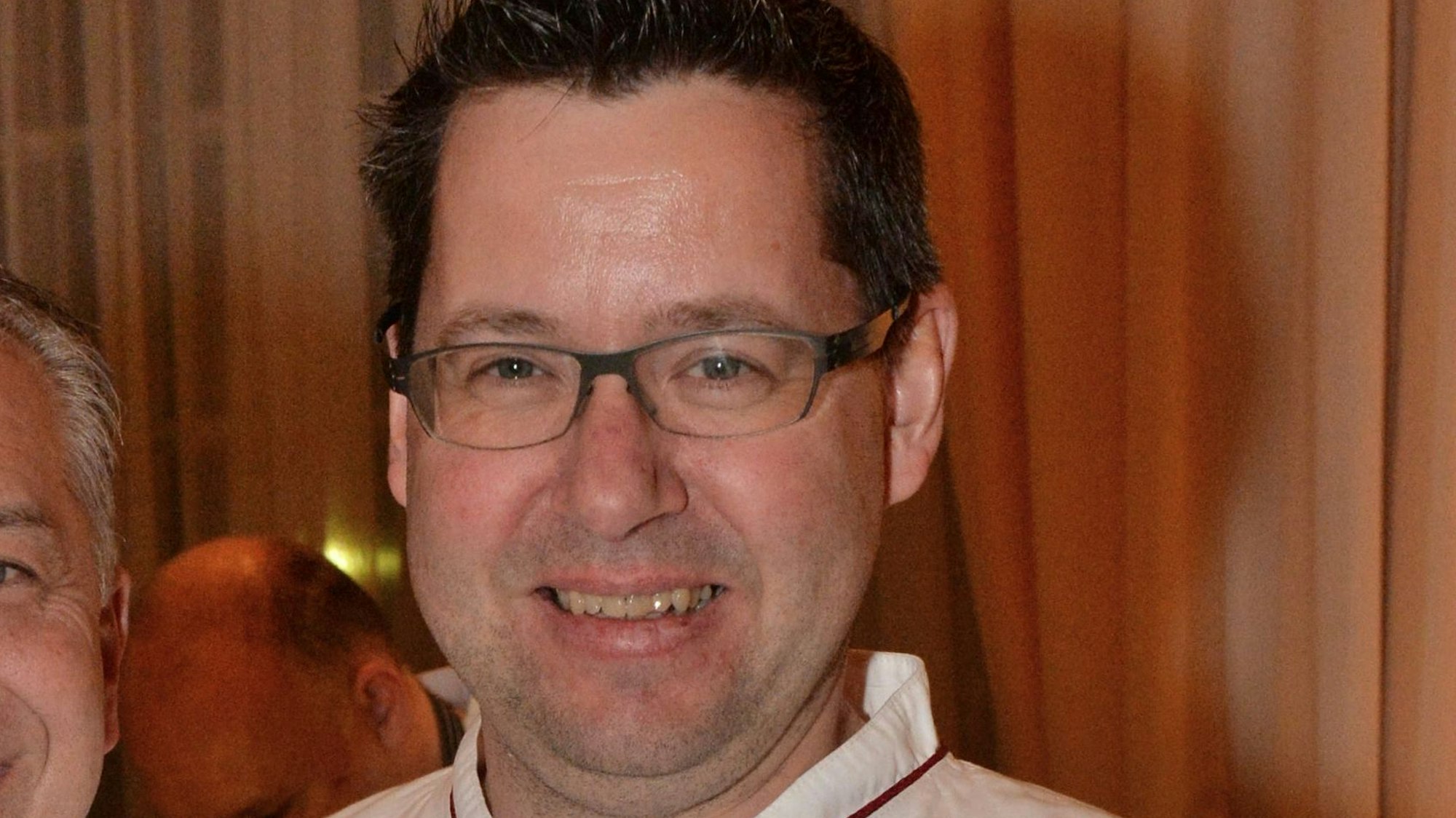 Küchenchef Marcus Graun schaut in die Kamera und lächelt.