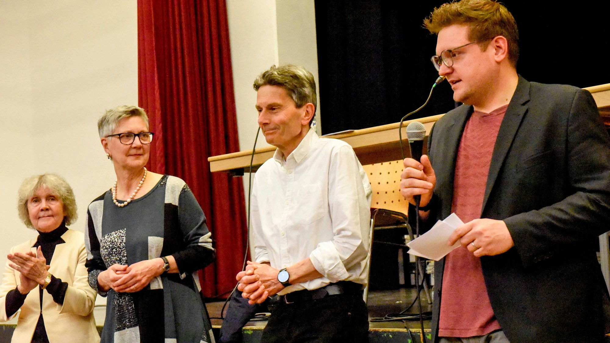 Heike Steinhäuser (M.), hier bei einem Auftritt des SPD-Bundestagsfraktionsvorsitzenden Rolf Mützenich in Hürth.