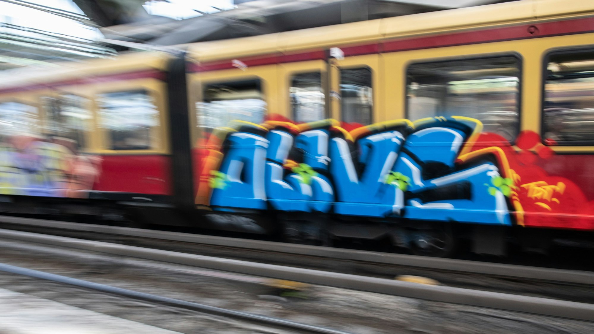Eine mit einem Graffiti besprühte S-Bahn