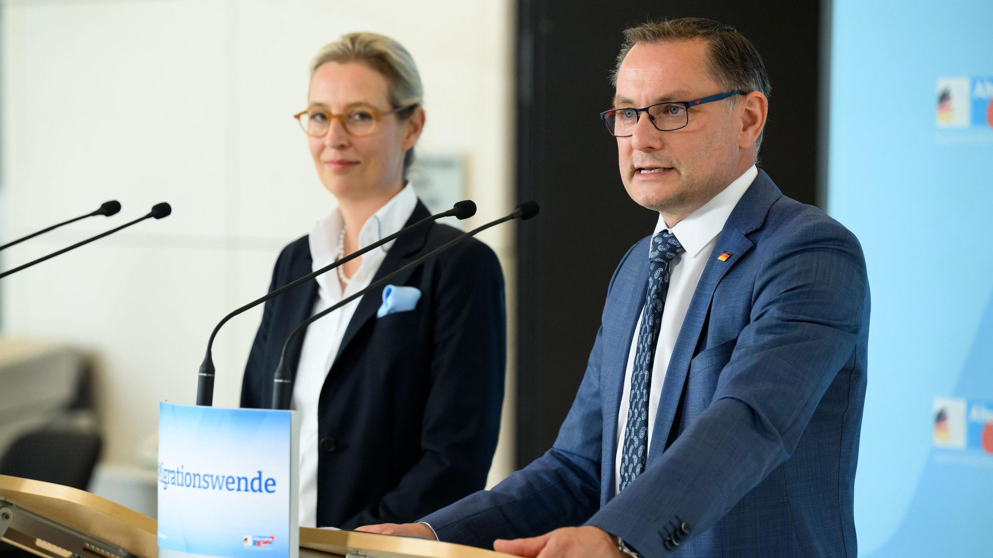 13. Juni 2023, Berlin: Alice Weidel (l.), Vorsitzende der AfD-Bundestagsfraktion, und Tino Chrupalla, Vorsitzender der AfD-Bundestagsfraktion, äußern sich vor der Sitzung der AfD-Fraktion im Deutschen Bundestag.