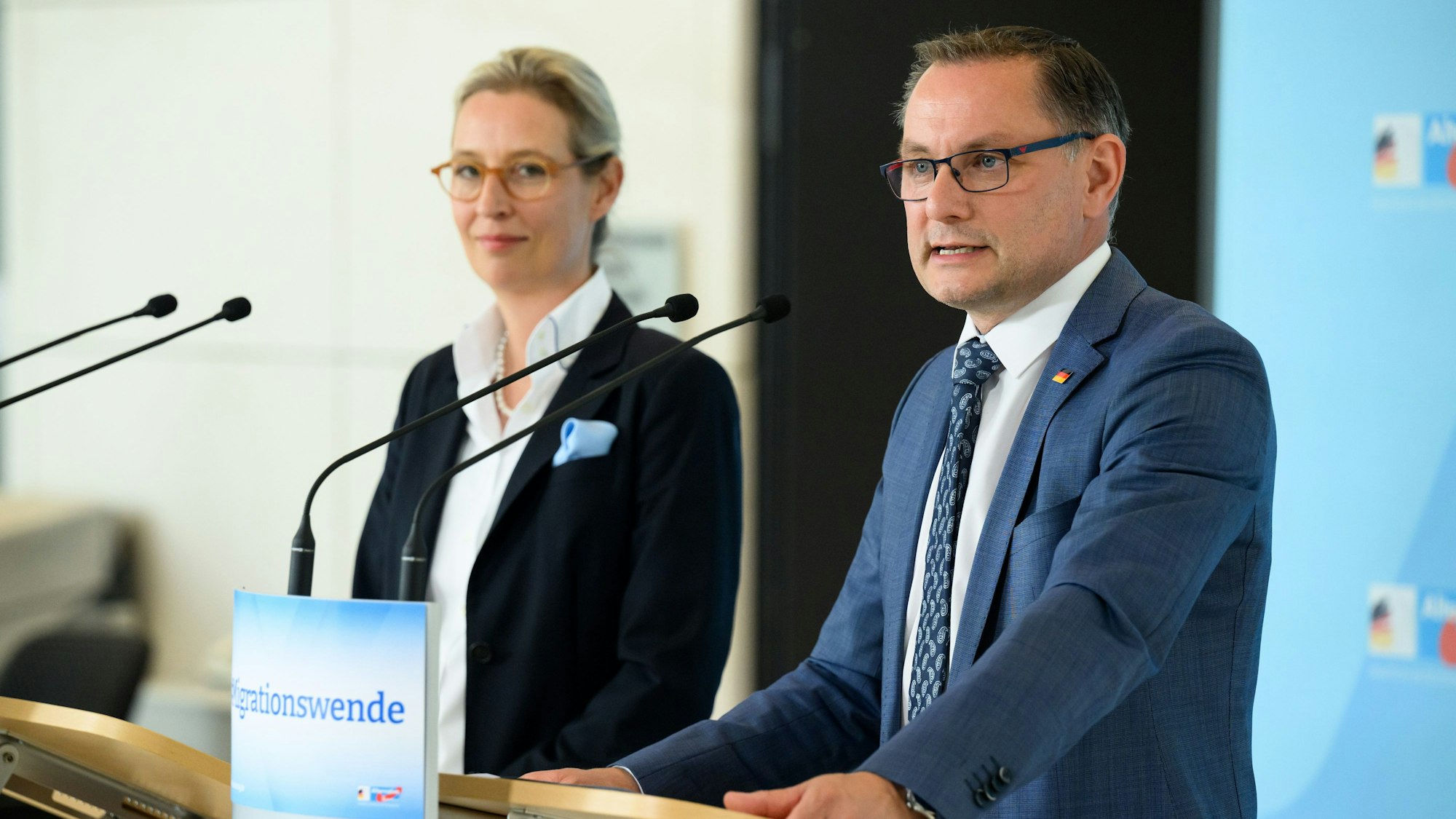 13. Juni 2023, Berlin: Alice Weidel (l.), Vorsitzende der AfD-Bundestagsfraktion, und Tino Chrupalla, Vorsitzender der AfD-Bundestagsfraktion, äußern sich vor der Sitzung der AfD-Fraktion im Deutschen Bundestag.