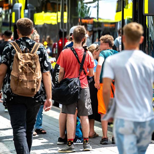 Schülerinnen und Schüler sind auf dem Weg zu einem Bus am Euskirchener Bahnhof.