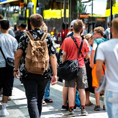 Schülerinnen und Schüler sind auf dem Weg zu einem Bus am Euskirchener Bahnhof.